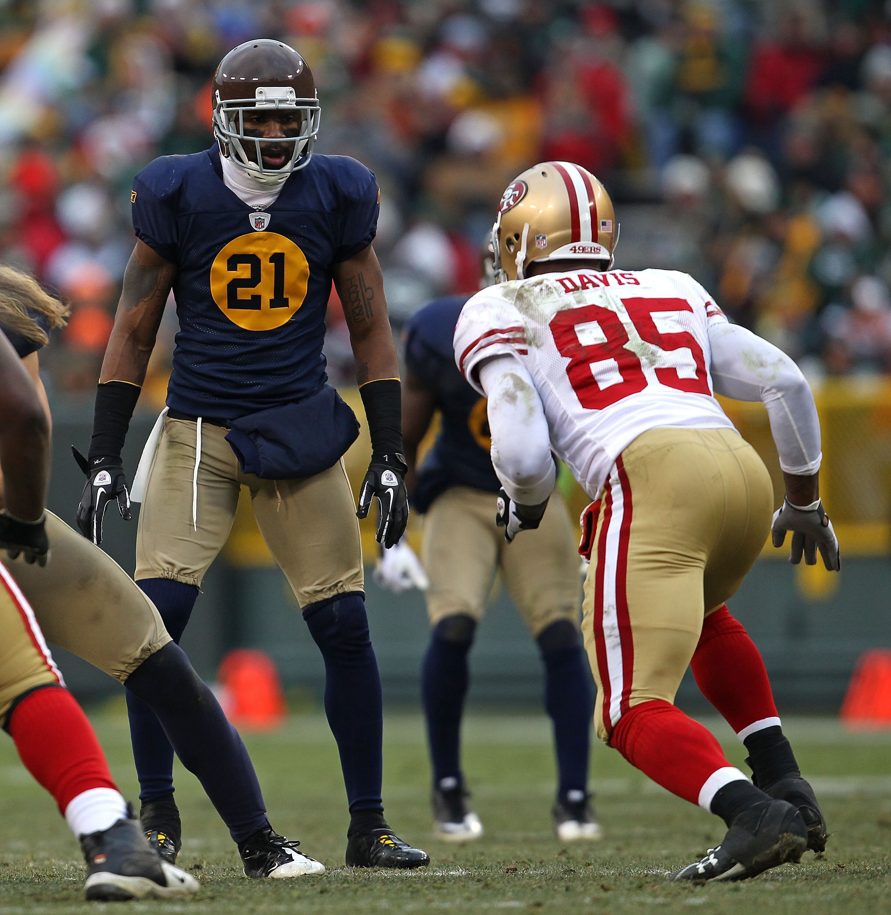 GREEN BAY, WI - DECEMBER 05: Charles Woodson #21 of the Green Bay Packers prepares to cover Vernon Davis #85 of the San Francisco 49ers at Lambeau Field on December 5, 2010 in Green Bay, Wisconsin. The Packers defeated the 49ers 34-16. (Photo by Jonathan