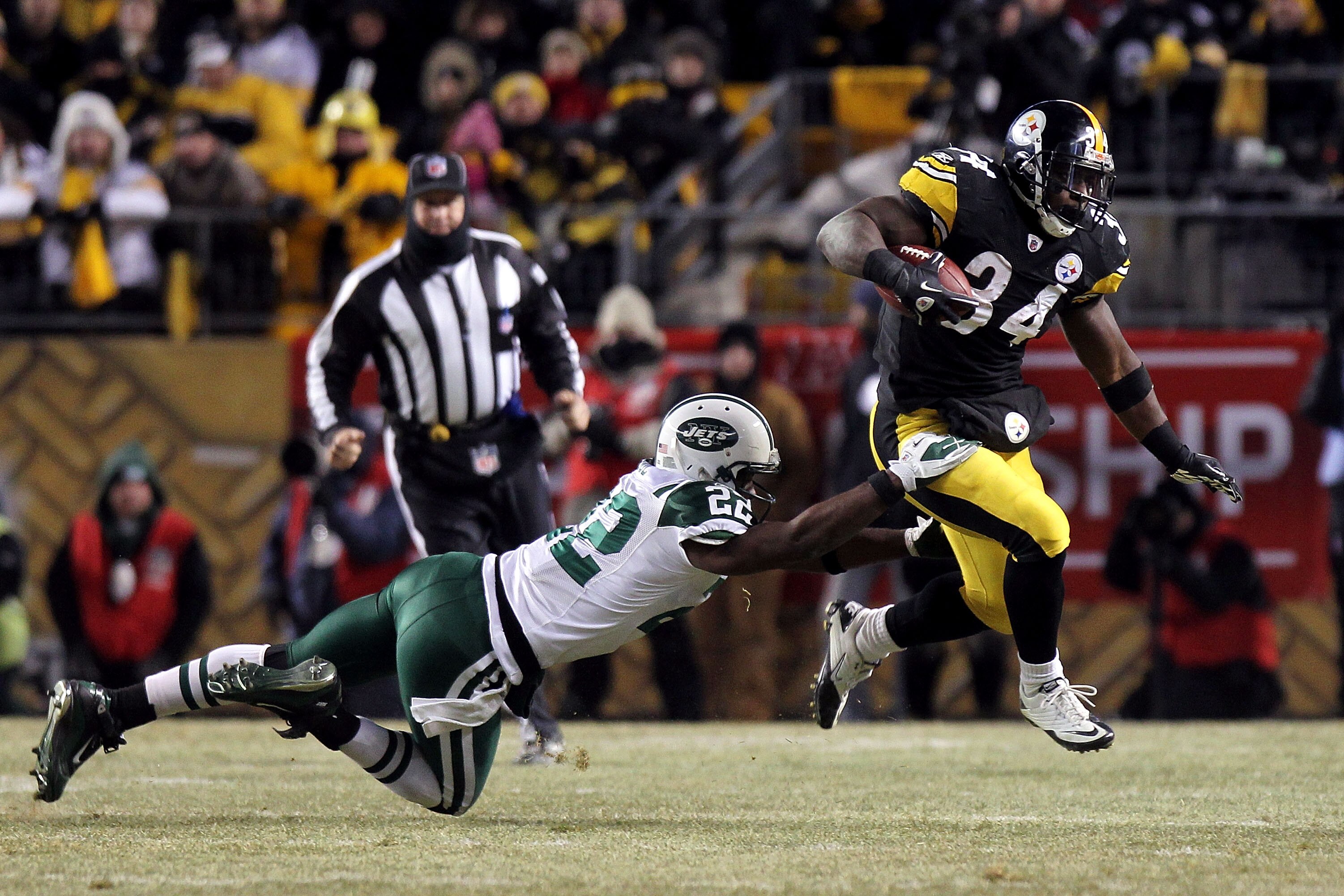 PITTSBURGH, PA - JANUARY 23: Rashard Mendenhall #34 of the Pittsburgh Steelers runs down field against Brodney Pool #22 of the New York Jets during the 2011 AFC Championship game at Heinz Field on January 23, 2011 in Pittsburgh, Pennsylvania. (Photo by PITTSBURGH, PA - JANUARY 23: Rashard Mendenhall #34 of the Pittsburgh Steelers runs down field against Brodney Pool #22 of the New York Jets during the 2011 AFC Championship game at Heinz Field on January 23, 2011 in Pittsburgh, Pennsylvania. (Photo by