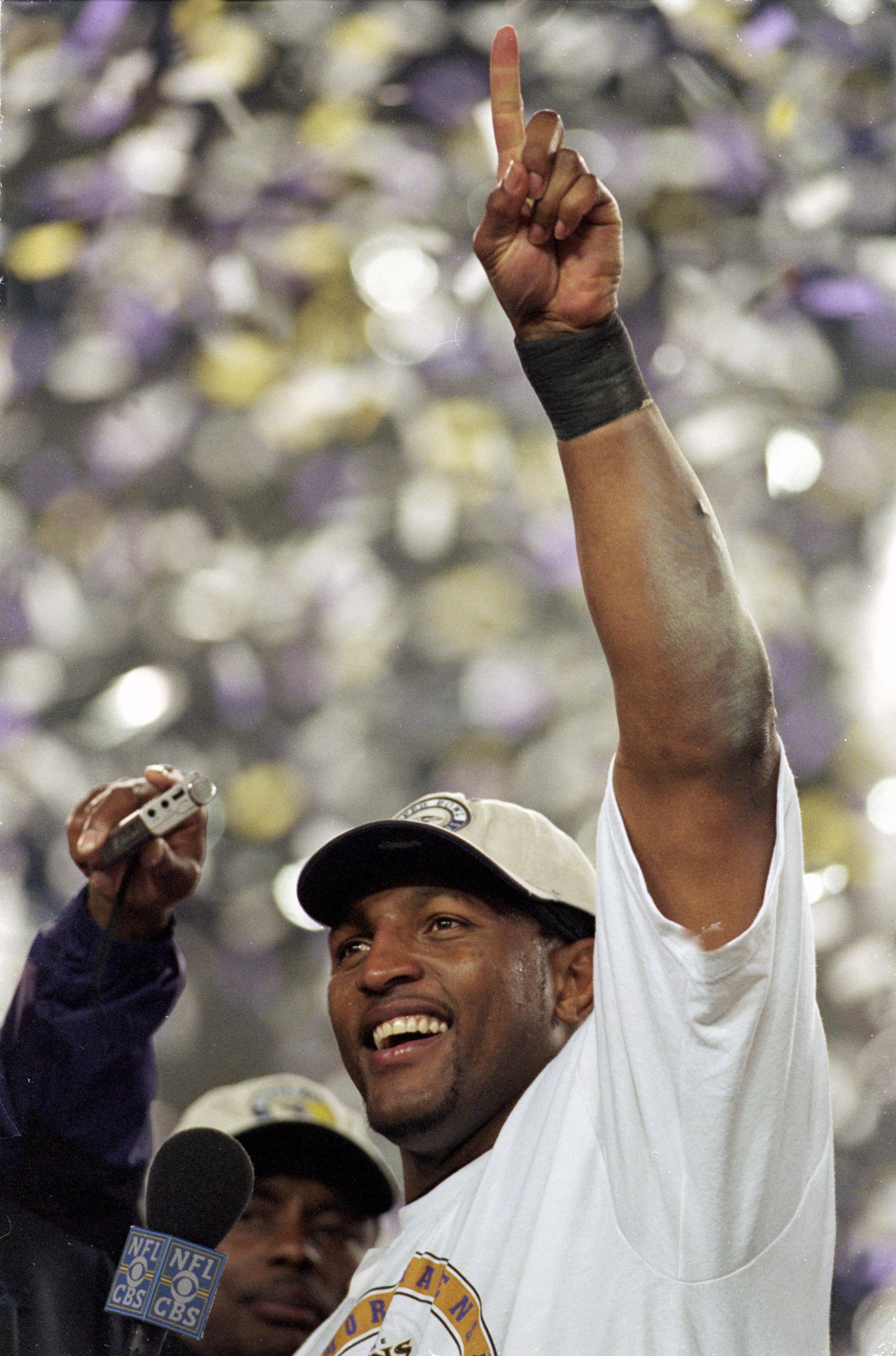 28 Jan 2001:  Ray Lewis #52 of the Baltimore Ravens raises a finger to celebrate after the Super Bowl XXXV Game against the New York Giants at the Raymond James Stadium in Tampa, Florida. The Ravens defeated the Giants 34-7.Mandatory Credit: Andy Lyons  /