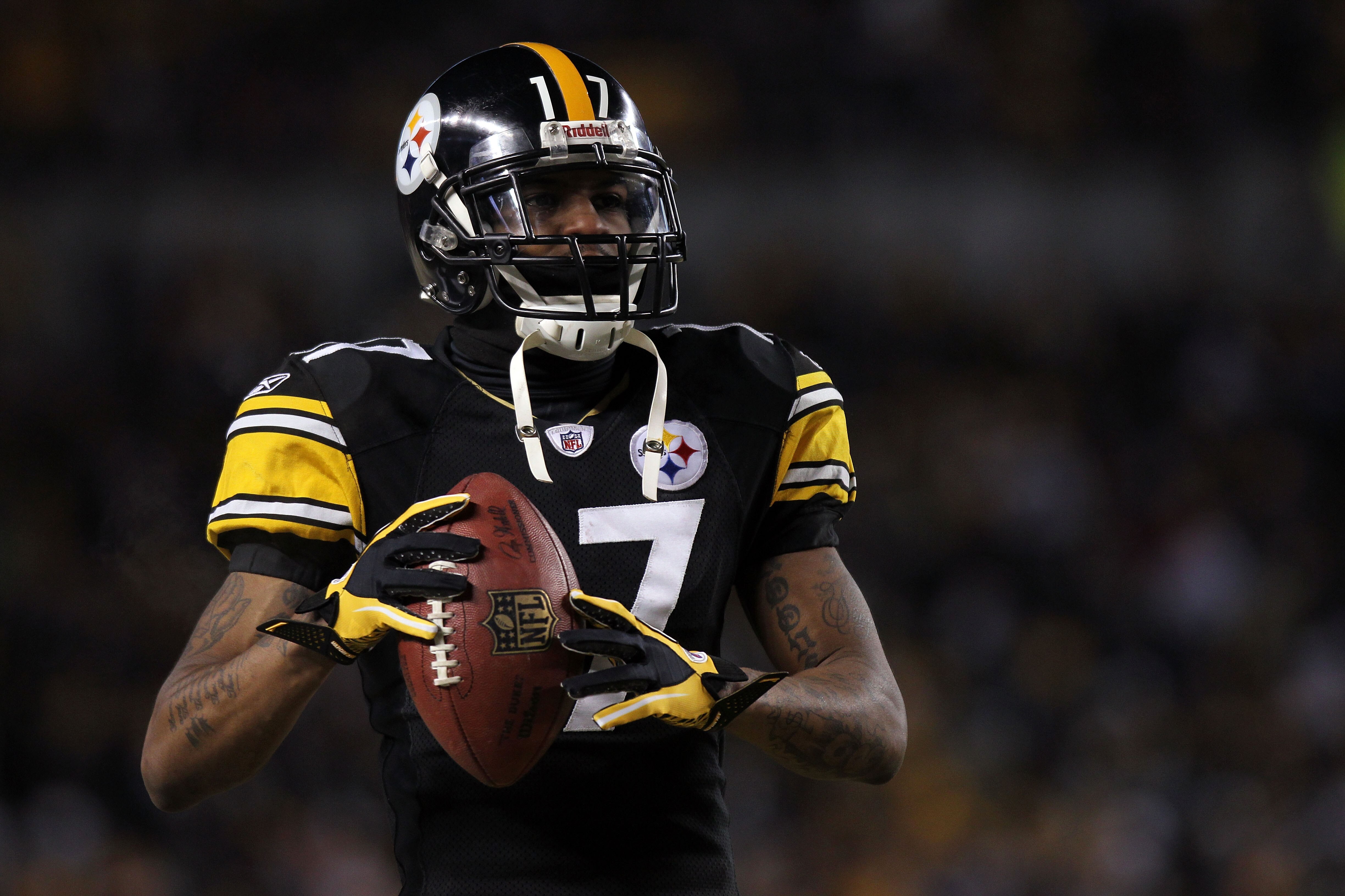 PITTSBURGH, PA - JANUARY 23: Mike Wallace #17 of the Pittsburgh Steelers warms up prior to their 2011 AFC Championship game against the New York Jets at Heinz Field on January 23, 2011 in Pittsburgh, Pennsylvania. (Photo by Nick Laham/Getty Images) PITTSBURGH, PA - JANUARY 23: Mike Wallace #17 of the Pittsburgh Steelers warms up prior to their 2011 AFC Championship game against the New York Jets at Heinz Field on January 23, 2011 in Pittsburgh, Pennsylvania. (Photo by Nick Laham/Getty Images)