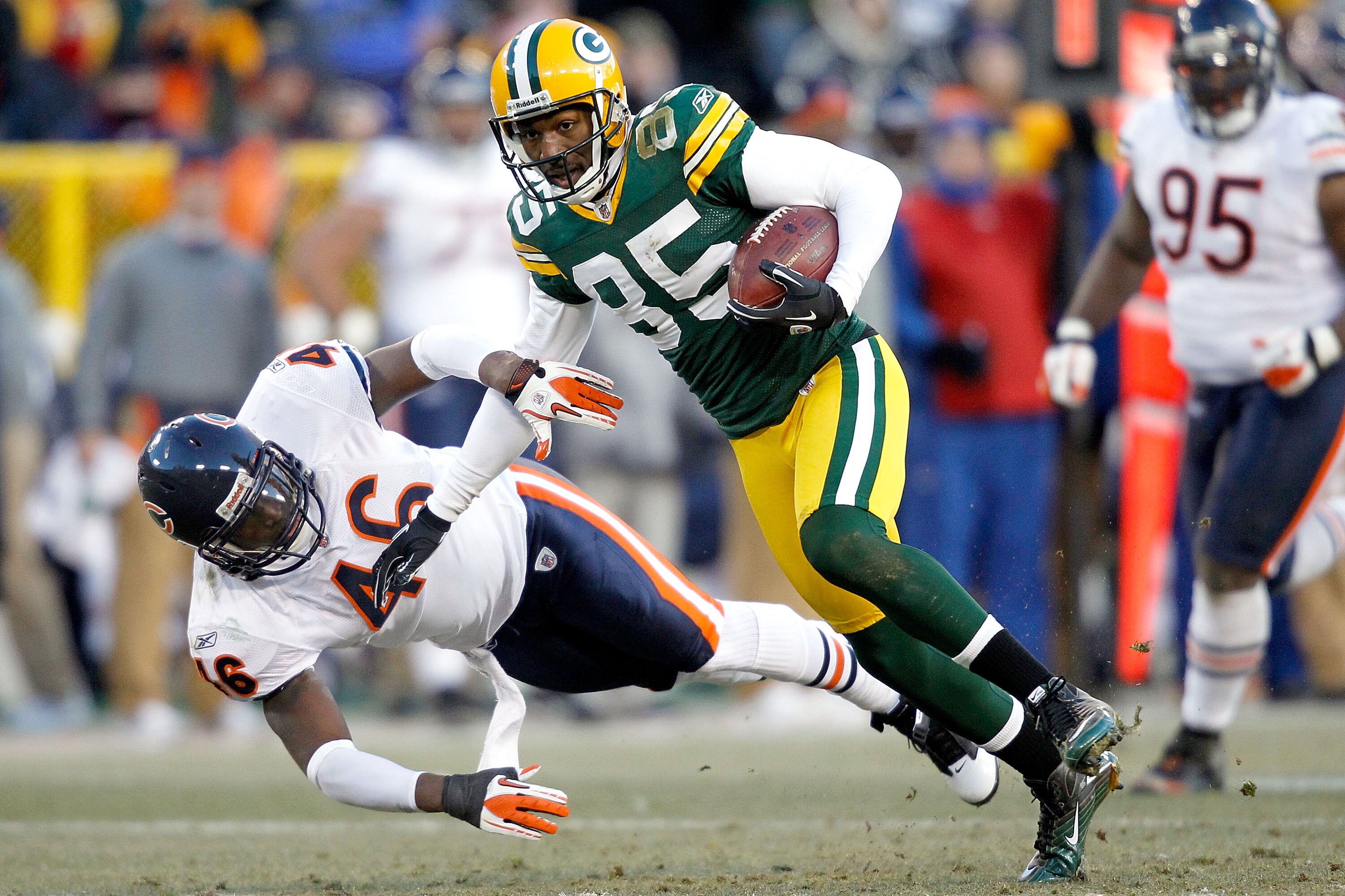 GREEN BAY, WI - JANUARY 02: Greg Jennings #85 of the Green Bay Packers carries the ball after making a reception against the Chicago Bears at Lambeau Field on January 2, 2011 in Green Bay, Wisconsin. (Photo by Matthew Stockman/Getty Images) GREEN BAY, WI - JANUARY 02: Greg Jennings #85 of the Green Bay Packers carries the ball after making a reception against the Chicago Bears at Lambeau Field on January 2, 2011 in Green Bay, Wisconsin. (Photo by Matthew Stockman/Getty Images)
