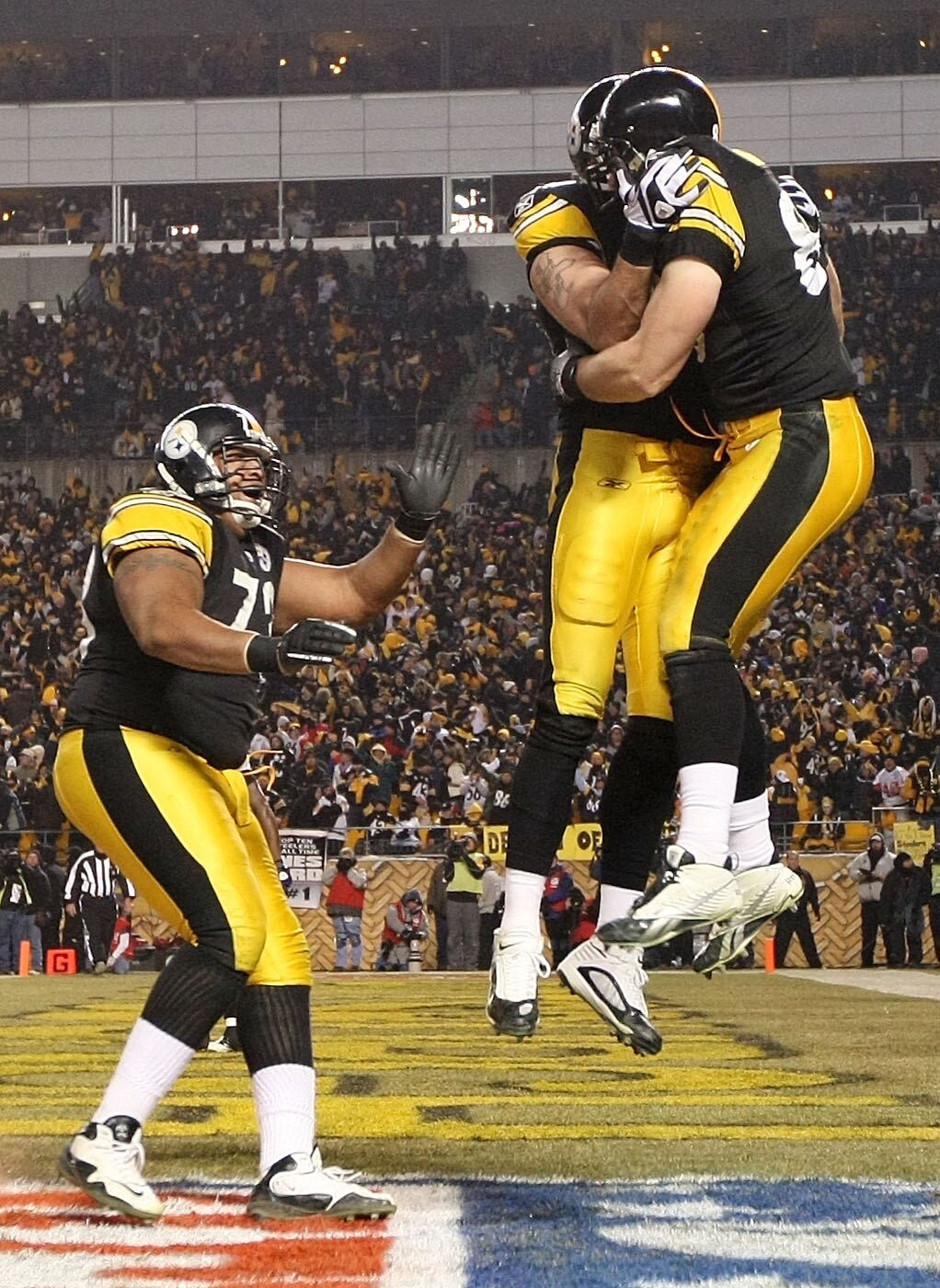 PITTSBURGH, PA - JANUARY 15: Tight end Heath Miller #83 of the Pittsburgh Steelers celebrates with teammates after a touchdown against the Baltimore Ravens in the third quarter of the AFC Divisional Playoff Game at Heinz Field on January 15, 2011 in Pitts PITTSBURGH, PA - JANUARY 15: Tight end Heath Miller #83 of the Pittsburgh Steelers celebrates with teammates after a touchdown against the Baltimore Ravens in the third quarter of the AFC Divisional Playoff Game at Heinz Field on January 15, 2011 in Pitts