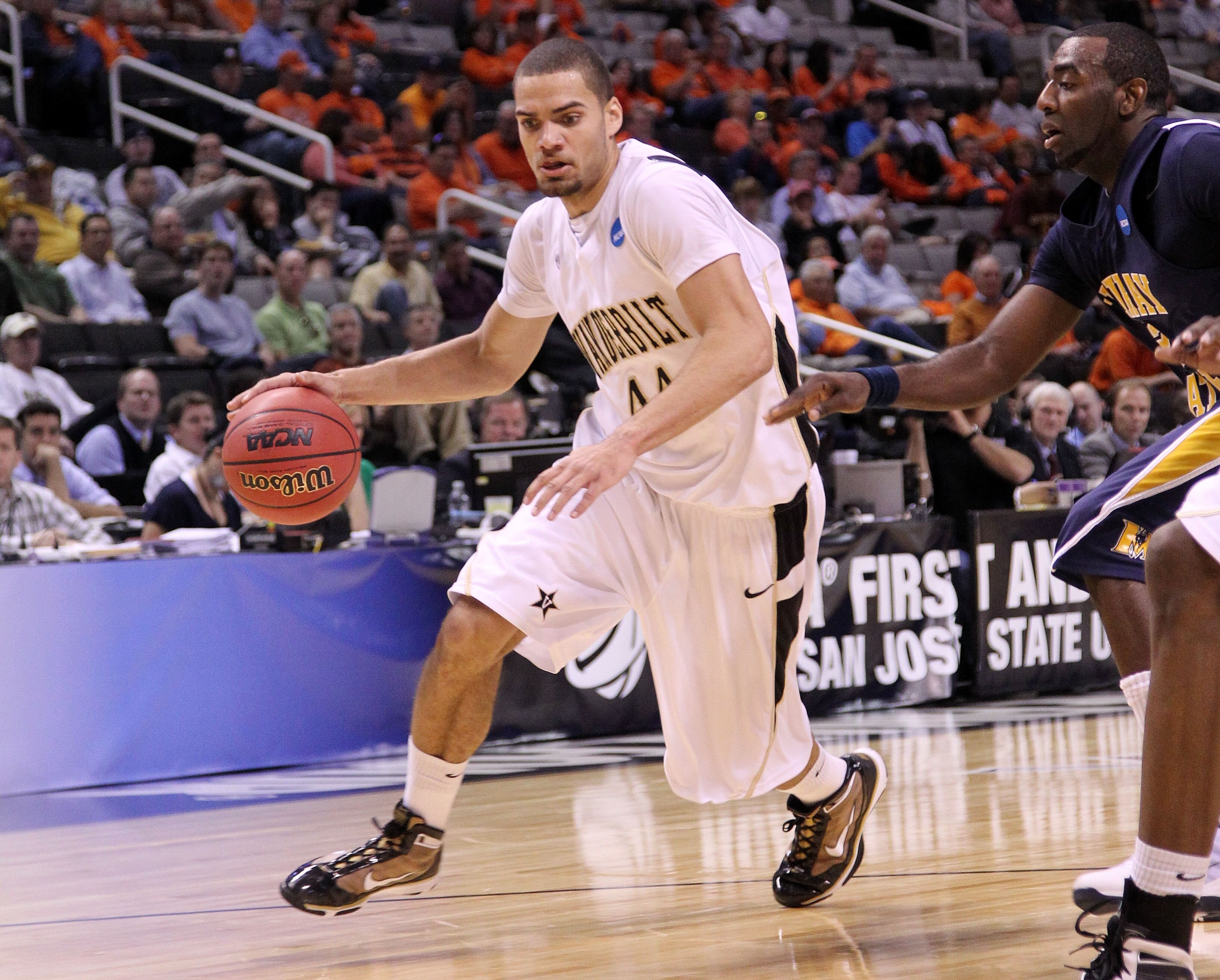 SAN JOSE, CA - MARCH 18:  Forward Jeffery Taylor #44 of the Vanderbilt Commodores drives with the ball against the Murray State Racers during the first round of the 2010 NCAA menï¿½s basketball tournament at HP Pavilion on March 18, 2010 in San Jose, Califo