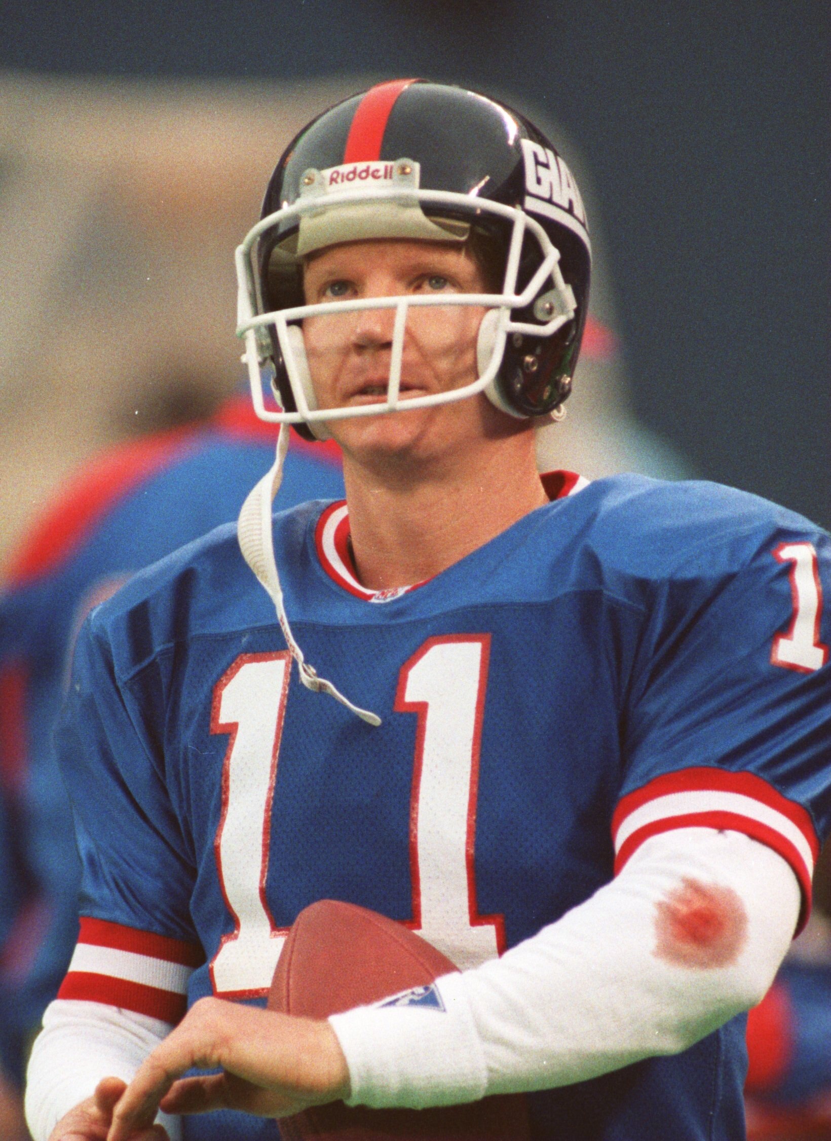 8 DEC 1991:  NEW YORK GIANTS QUARTERBACK PHIL SIMMS TAKES A LOOK AT THE SCOREBOARD FROM THE SIDELINES DURING THEIR 19-14 LOSS TO THE PHILADELPHIA EAGLES AT GIANTS STADIUM IN EAST RUTHERFORD, NEW JERSEY. Mandatory Credit: Rick Stewart/ALLSPORT
