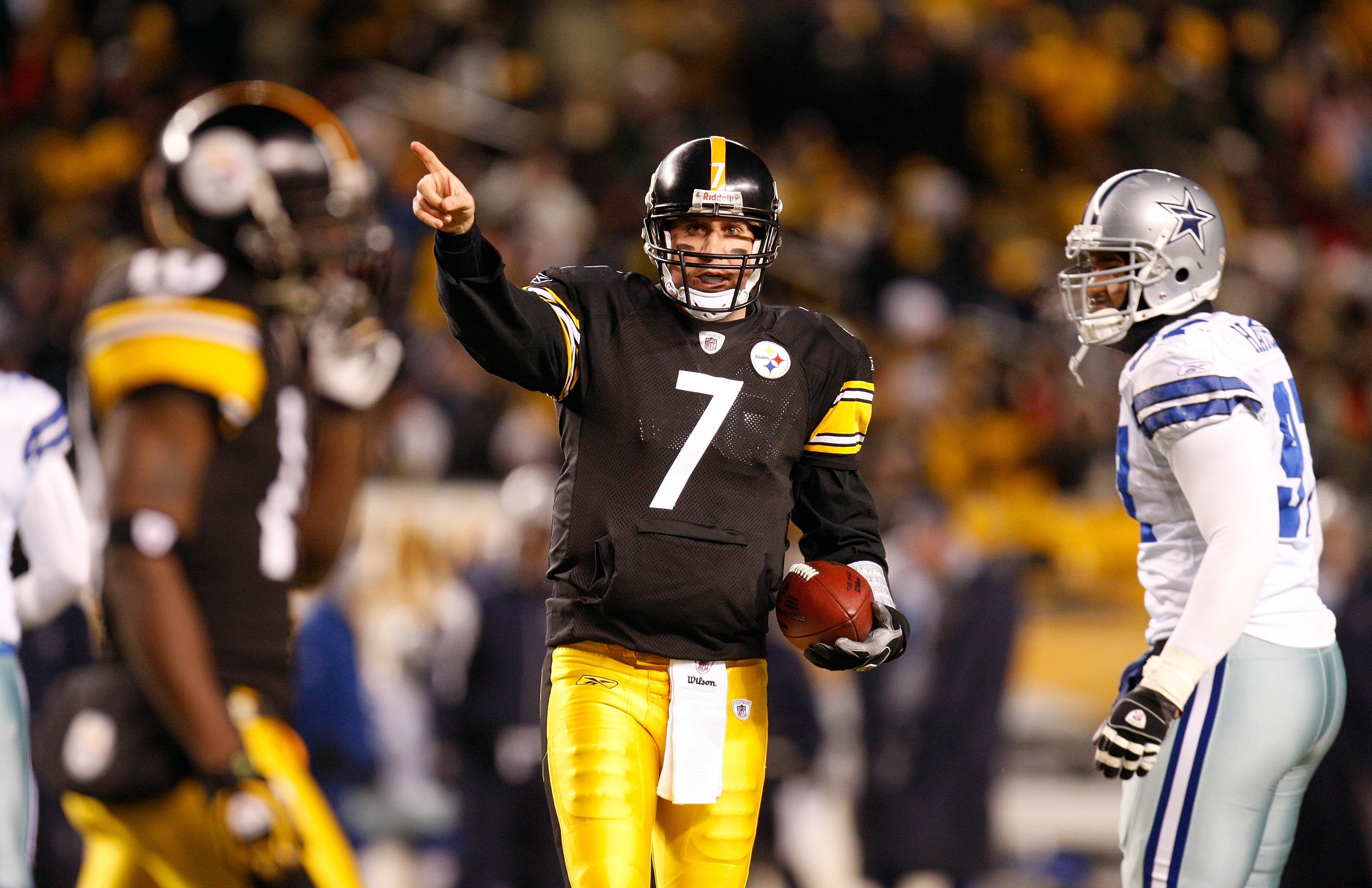 PITTSBURGH - DECEMBER 7:  Quarterback Ben Roethlisberger #7 of the Pittsburgh Steelers points to the Dallas Cowboys side of the field during their NFL game on December 7, 2008 at Heinz Field in Pittsburgh, Pennsylvania. The Steelers defeated the Cowboys 2
