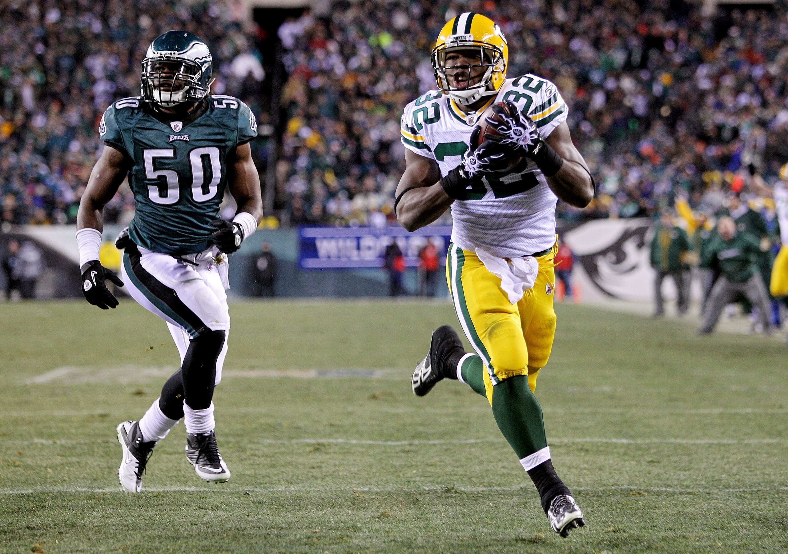 PHILADELPHIA, PA - JANUARY 09:  Brandon Jackson #32 of the Green Bay Packers scores a touchdown in the third quarter against the Philadelphia Eagles during the 2011 NFC wild card playoff game at Lincoln Financial Field on January 9, 2011 in Philadelphia,
