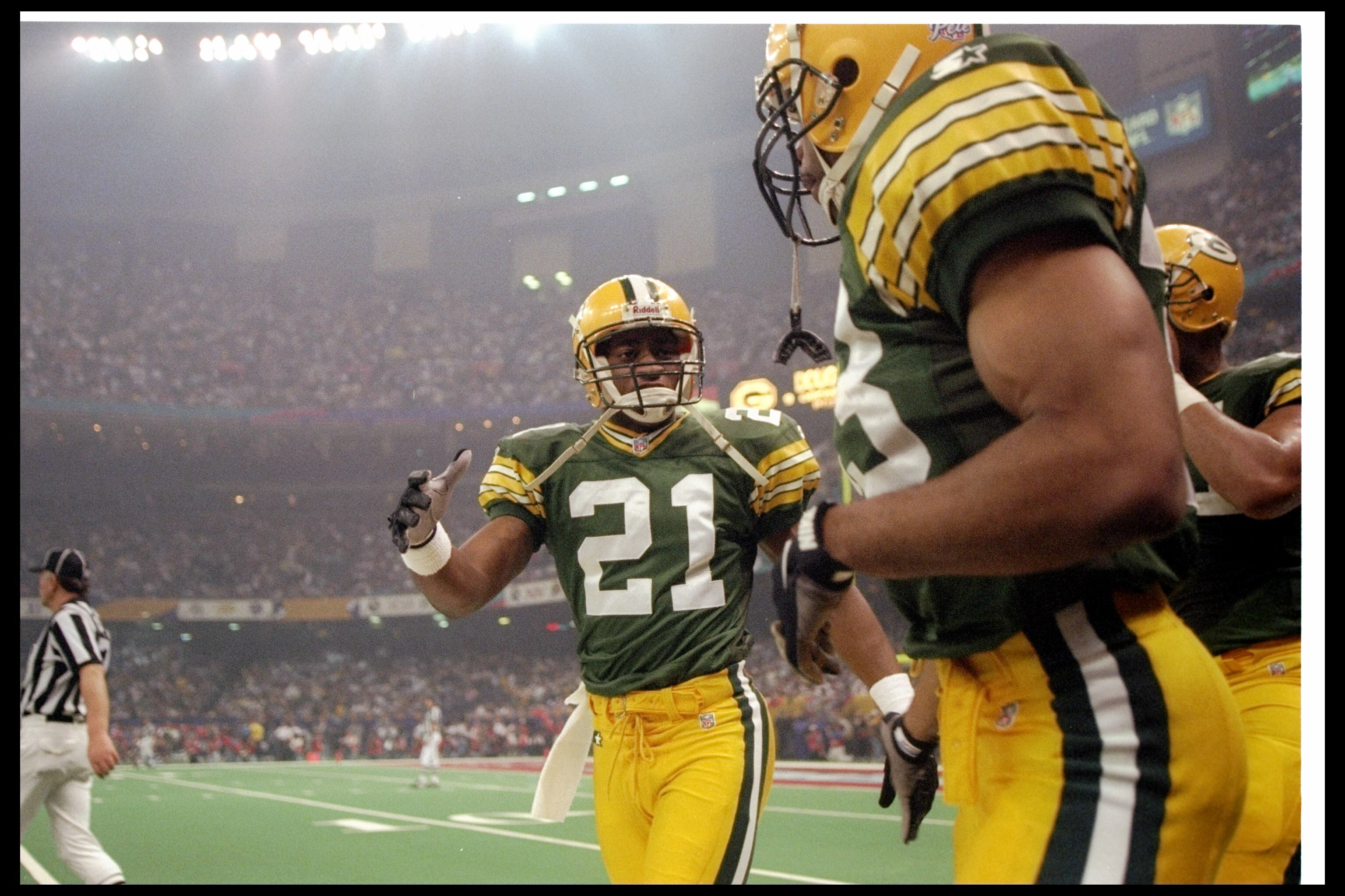 26 Jan 1997: Defensive back Craig Newsome of the Green Bay Packers looks on during Super Bowl XXXI against the New England Patriots at the Superdome in New Orleans, Louisiana. The Packers won the game, 35-21.