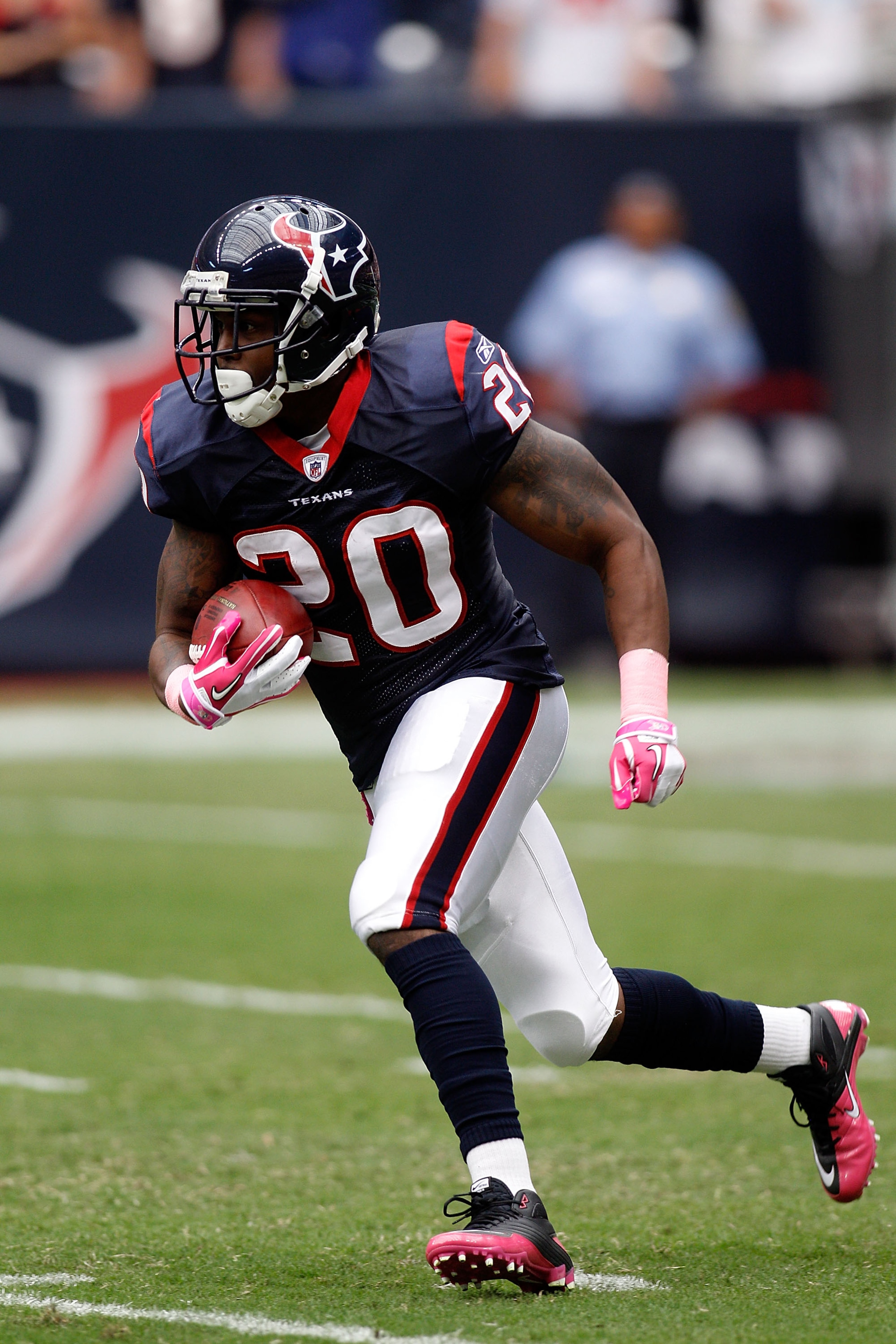 HOUSTON - OCTOBER 10:  Steve Slaton #20 of the Houston Texans in action during the game against  the New York Giants at Reliant Stadium on October 10, 2010 in Houston, Texas.  (Photo by Chris Graythen/Getty Images)