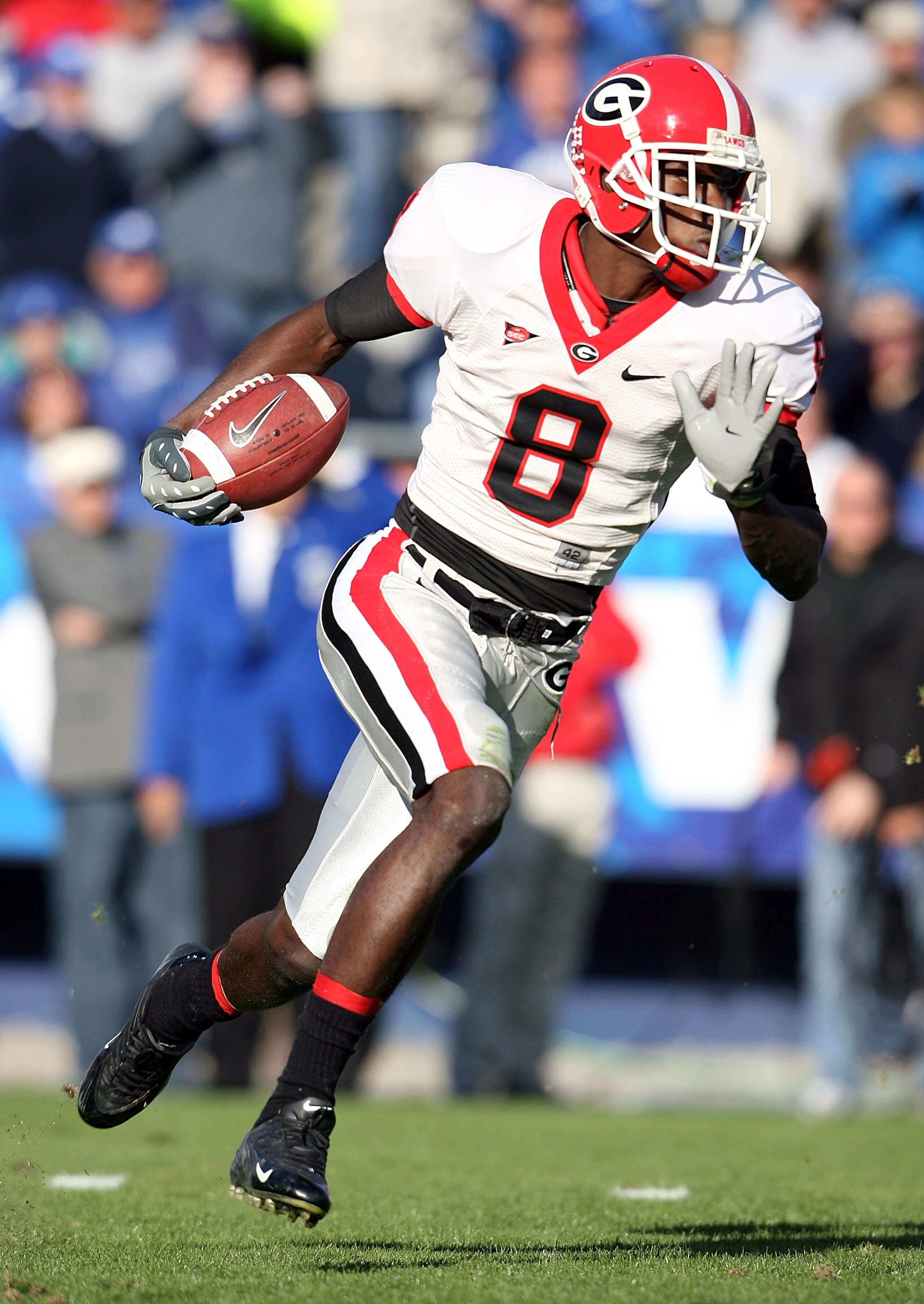 LEXINGTON, KY - NOVEMBER 08: A.J. Green #8 of the Georgia Bulldogs runs with the ball during the game against the Kentucky Wildcats at the Commonwealth Stadium on November 8, 2008 in Lexington, Kentucky. (Photo by Andy Lyons/Getty Images)