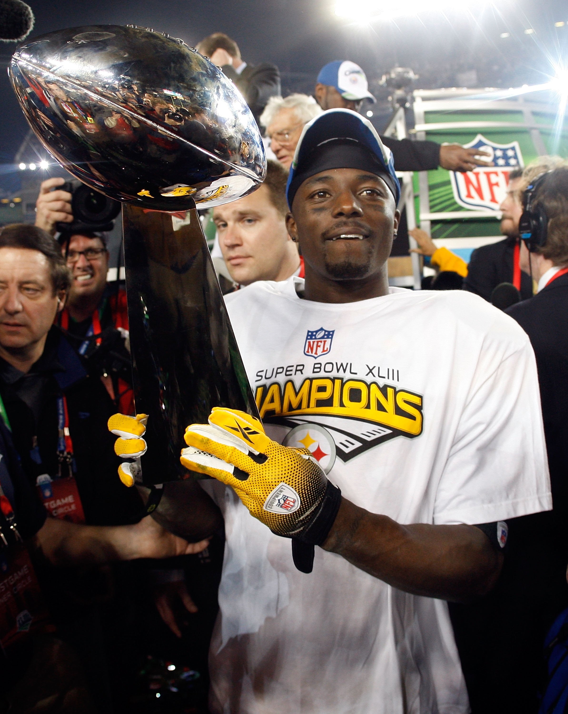 TAMPA, FL - FEBRUARY 01:  Super Bowl MVP Santonio Holmes #10 of the Pittsburgh Steelers celebrates with the Vince Lombardi trophy after their 27-23 win against the Arizona Cardinals during Super Bowl XLIII on February 1, 2009 at Raymond James Stadium in T