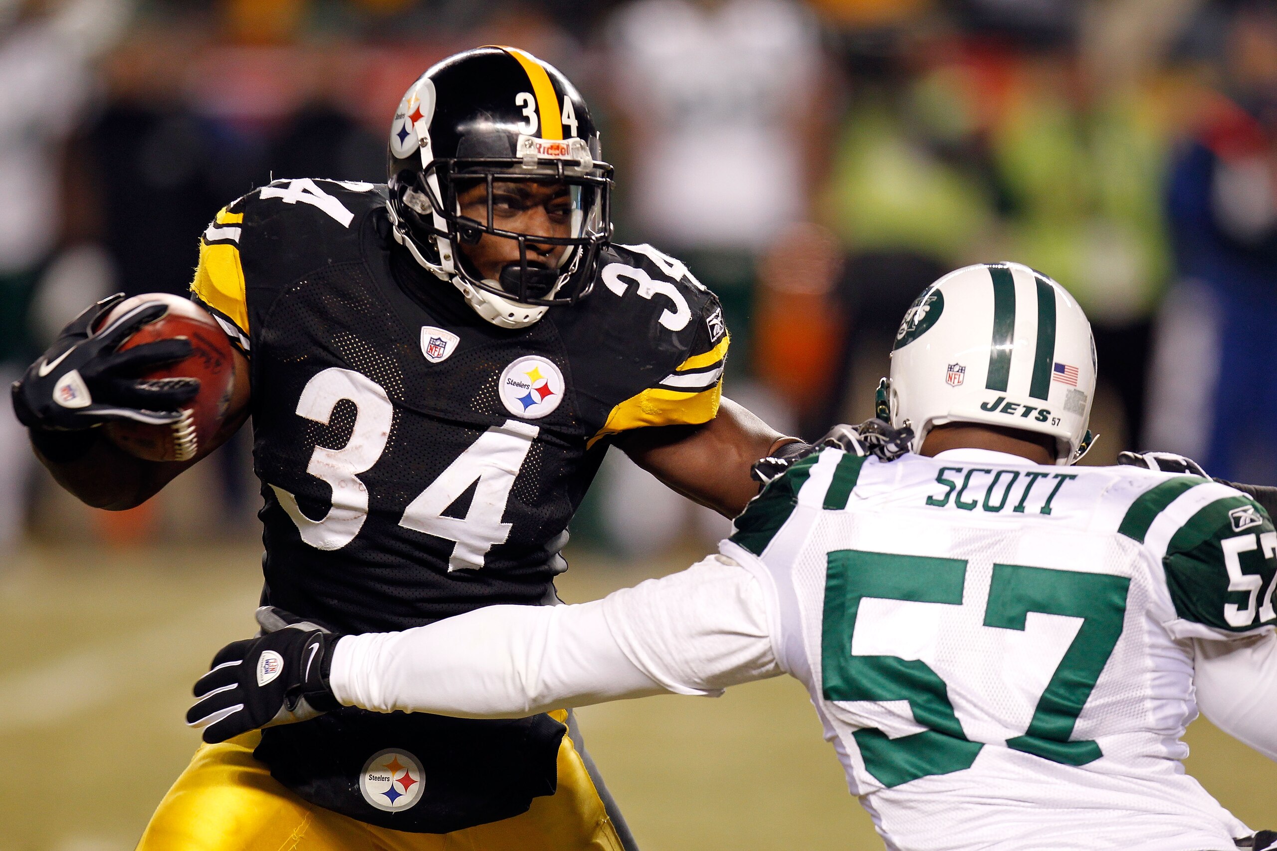 PITTSBURGH, PA - JANUARY 23: Rashard Mendenhall #34 of the Pittsburgh Steelers runs down field against Bart Scott #57 of the New York Jets during the 2011 AFC Championship game at Heinz Field on January 23, 2011 in Pittsburgh, Pennsylvania. (Photo by Gr PITTSBURGH, PA - JANUARY 23: Rashard Mendenhall #34 of the Pittsburgh Steelers runs down field against Bart Scott #57 of the New York Jets during the 2011 AFC Championship game at Heinz Field on January 23, 2011 in Pittsburgh, Pennsylvania. (Photo by Gr