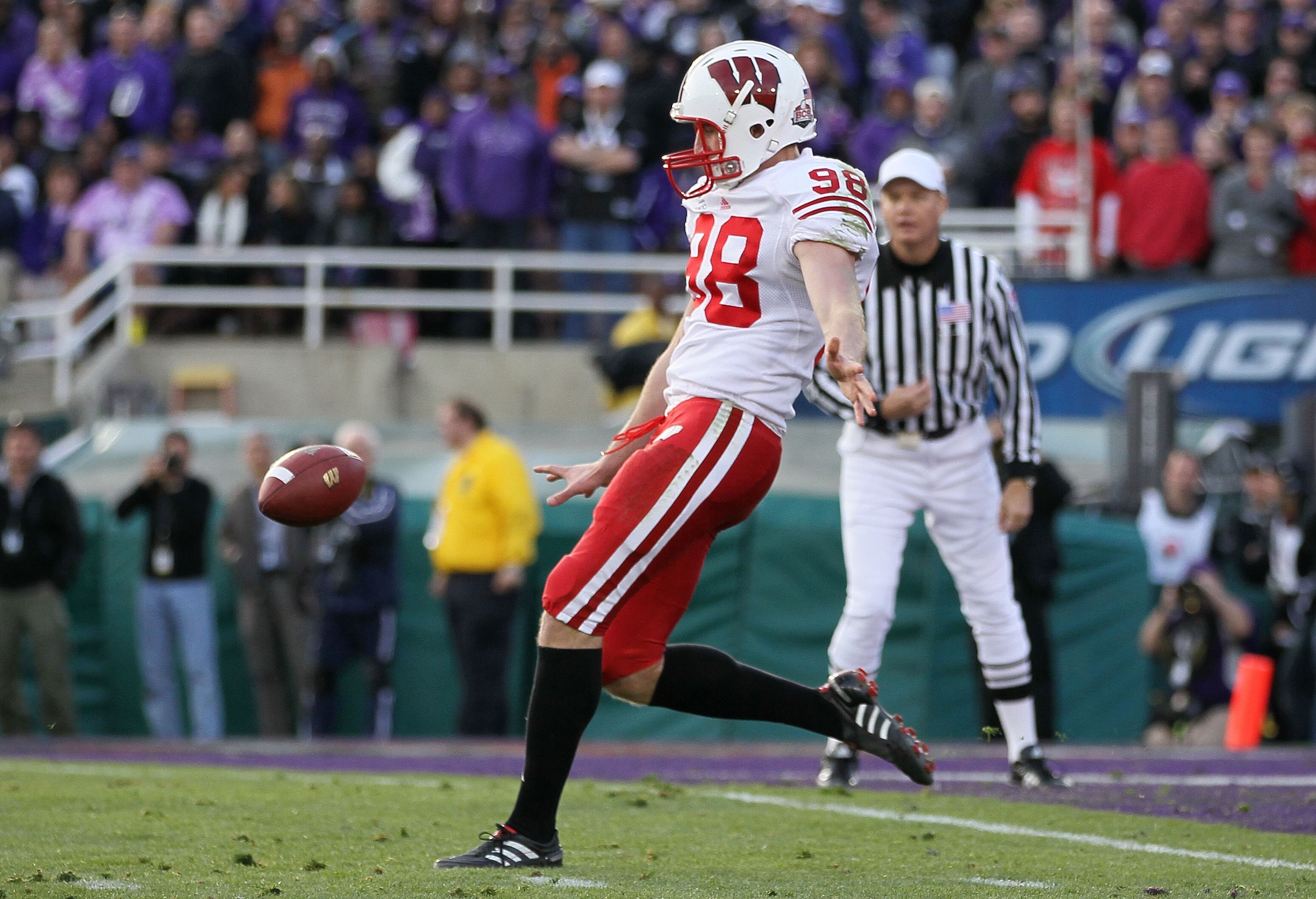PASADENA, CA - JANUARY 01:  Kicker Philip Welch #18 of the Wisconsin Badgers kicks the ball against the TCU Horned Frogs during the 97th Rose Bowl game on January 1, 2011 in Pasadena, California.  (Photo by Jeff Gross/Getty Images)