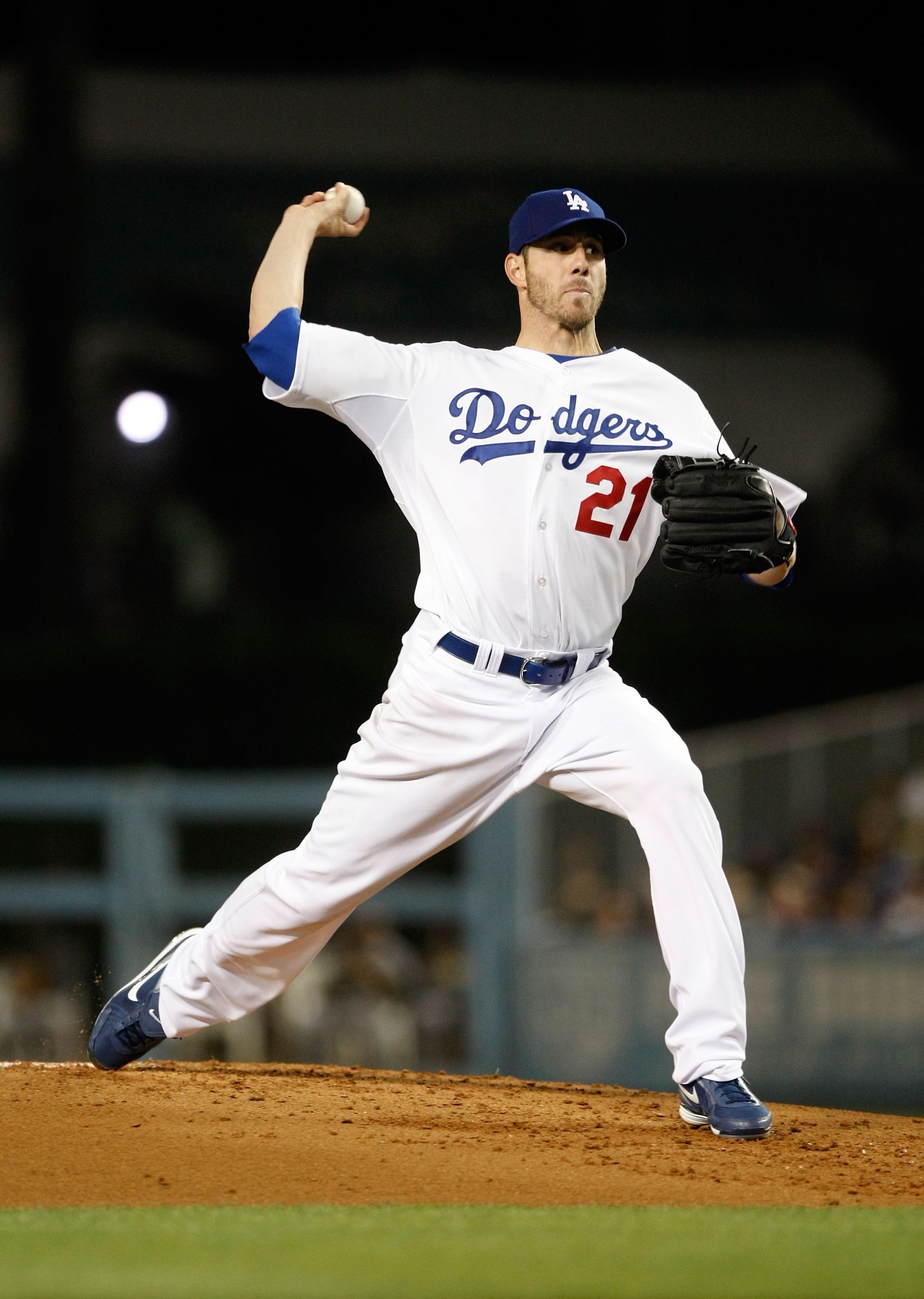 LOS ANGELES, CA - SEPTEMBER 14:  Jon Garland #21 of the Los Angeles Dodgers pitches against the Pittsburgh Pirates at Dodger Stadium on September 14, 2009 in Los Angeles, California.  (Photo by Jeff Gross/Getty Images)