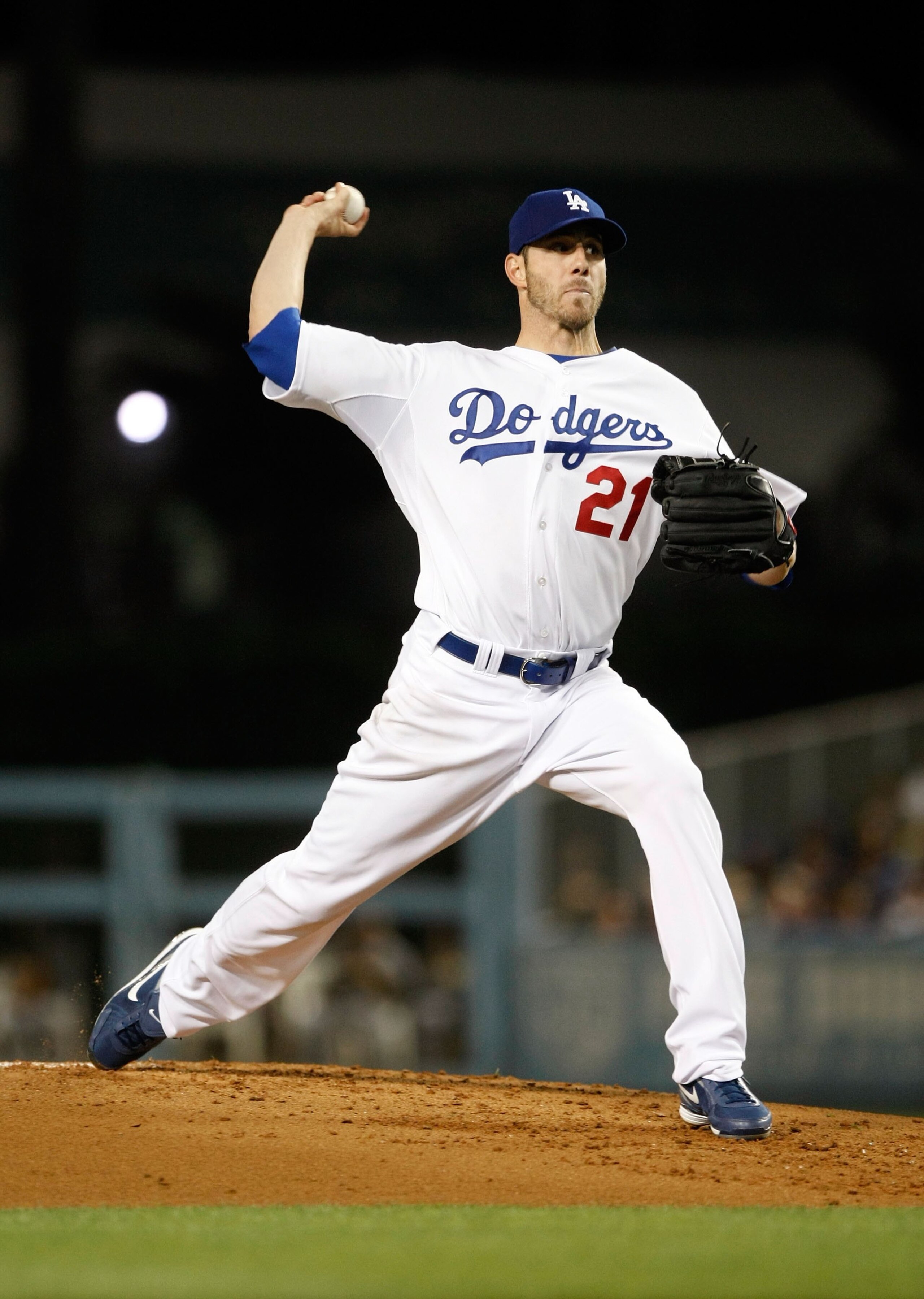 LOS ANGELES, CA - SEPTEMBER 14:  Jon Garland #21 of the Los Angeles Dodgers pitches against the Pittsburgh Pirates at Dodger Stadium on September 14, 2009 in Los Angeles, California.  (Photo by Jeff Gross/Getty Images)