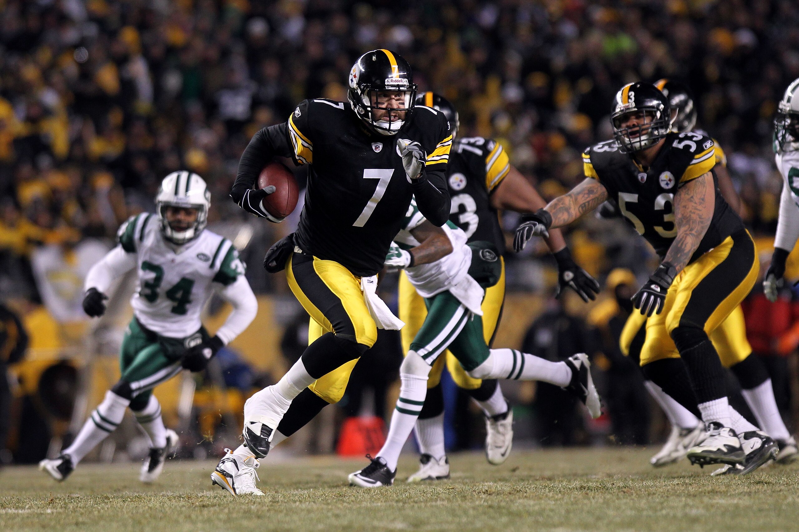 PITTSBURGH, PA - JANUARY 23:  Ben Roethlisberger #7 of the Pittsburgh Steelers rushes for a first down against the New York Jets during the 2011 AFC Championship game at Heinz Field on January 23, 2011 in Pittsburgh, Pennsylvania.  (Photo by Nick Laham/Ge