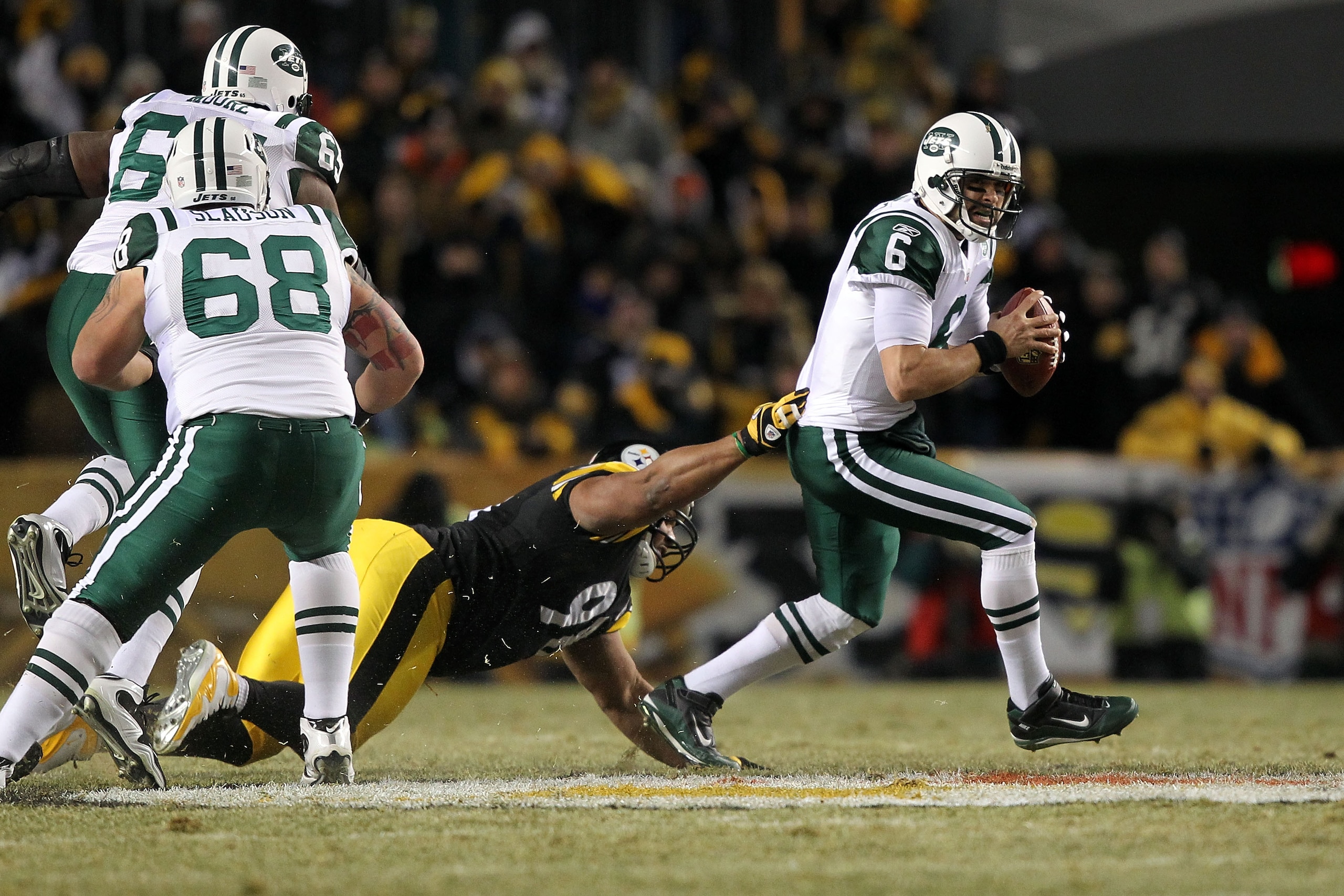 PITTSBURGH, PA - JANUARY 23:  Mark Sanchez #6 of the New York Jets scrambles against Casey Hampton #98 of the Pittsburgh Steelers during the 2011 AFC Championship game at Heinz Field on January 23, 2011 in Pittsburgh, Pennsylvania.  (Photo by Al Bello/Get