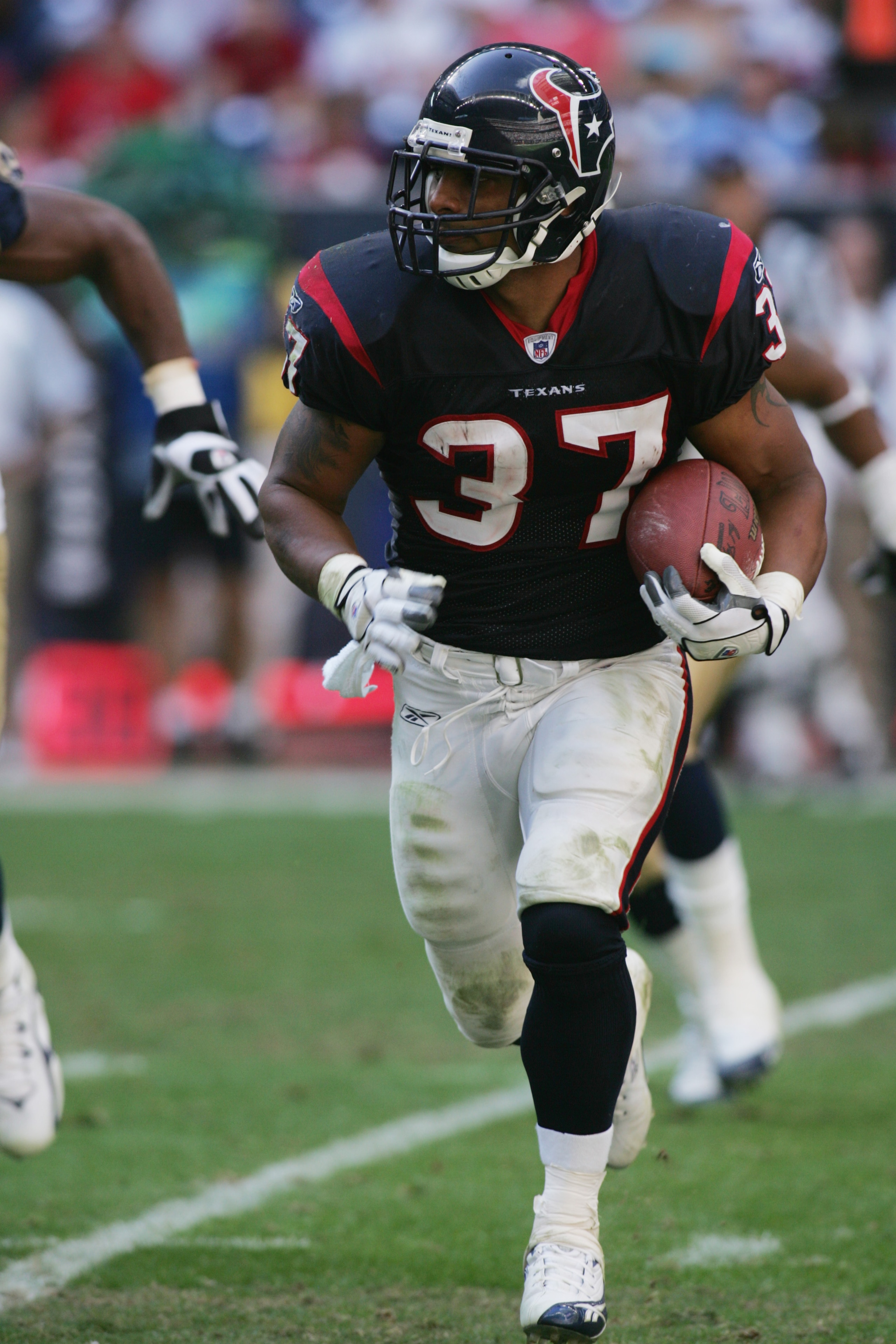 HOUSTON - NOVEMBER 27:  Running back Domanick Davis #37 of the Houston Texans carries the ball against the St. Louis Rams at Reliant Stadium on November 27, 2005  in Houston, Texas. The Rams defeated the Texans 33-27 in overtime. (Photo by Ronald Martinez