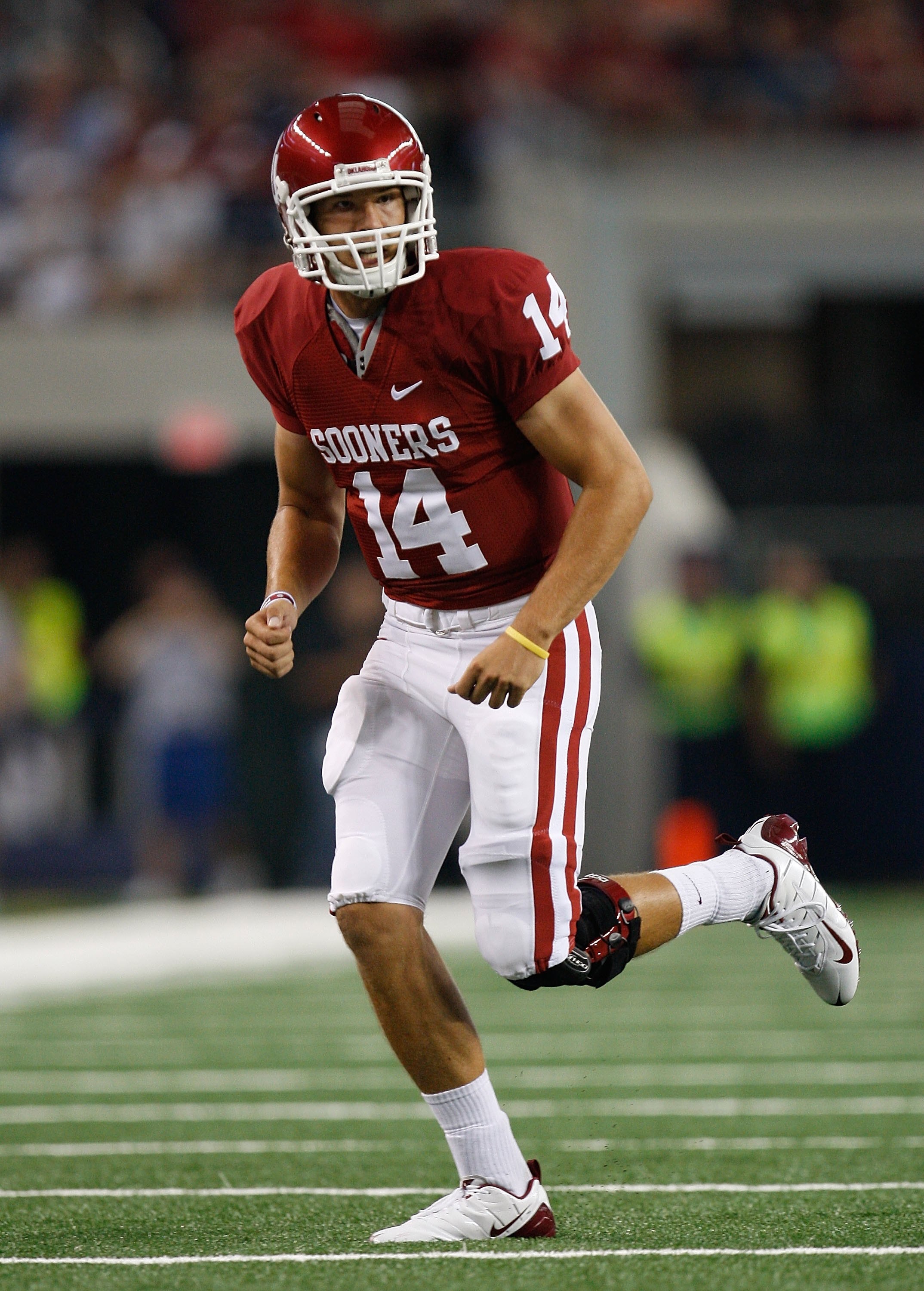 ARLINGTON, TX - SEPTEMBER 05:  Quarterback Sam Bradford #14 of the Oklahoma Sooners lines up for a play at Cowboys Stadium on September 5, 2009 in Arlington, Texas.  (Photo by Ronald Martinez/Getty Images)
