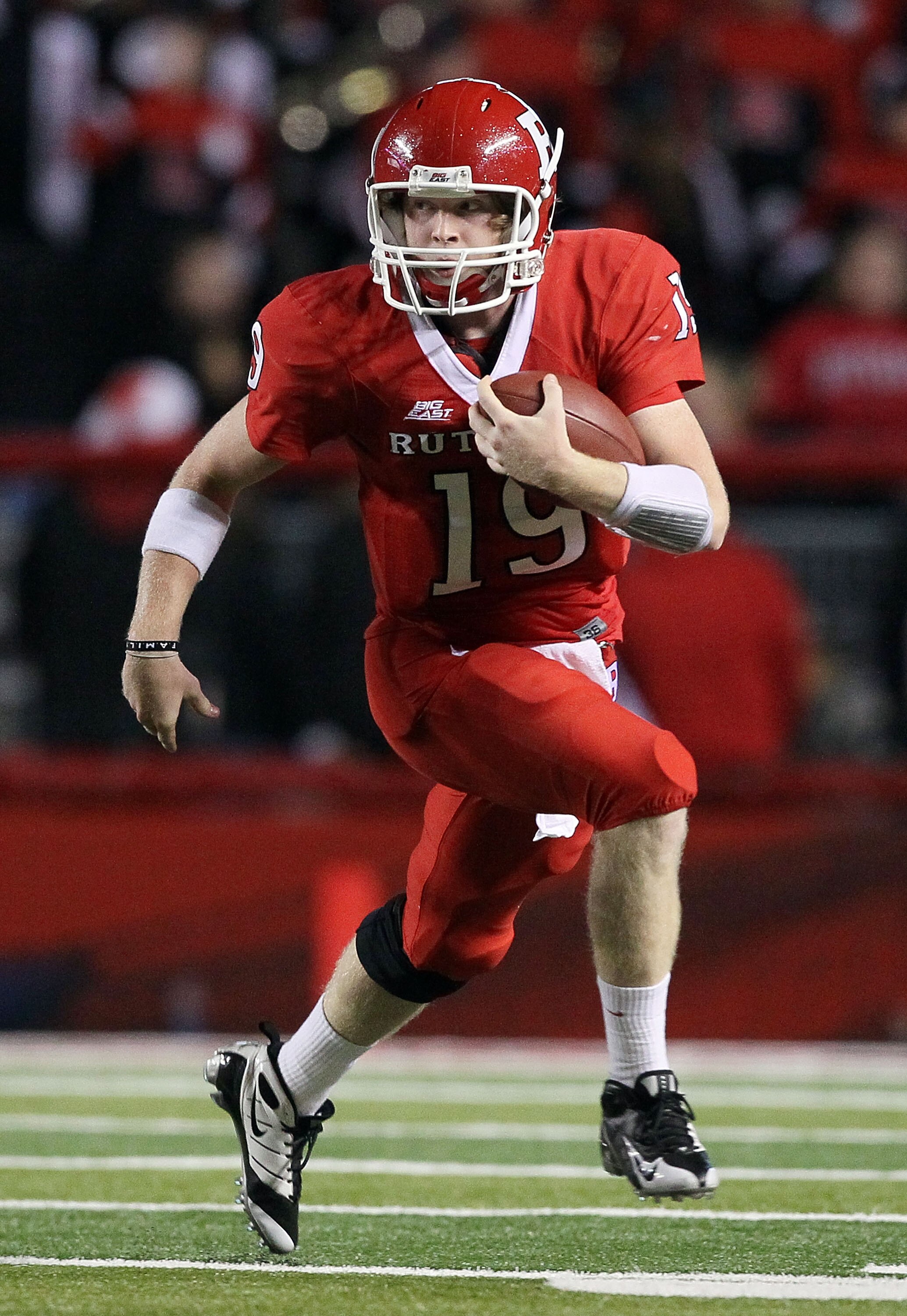 PISCATAWAY, NJ - OCTOBER 08:  Chas Dodd #19 of the Rutgers Scarlet Knights runs the ball against the Connecticut Huskies at Rutgers Stadium on October 8, 2010 in Piscataway, New Jersey.  (Photo by Jim McIsaac/Getty Images)