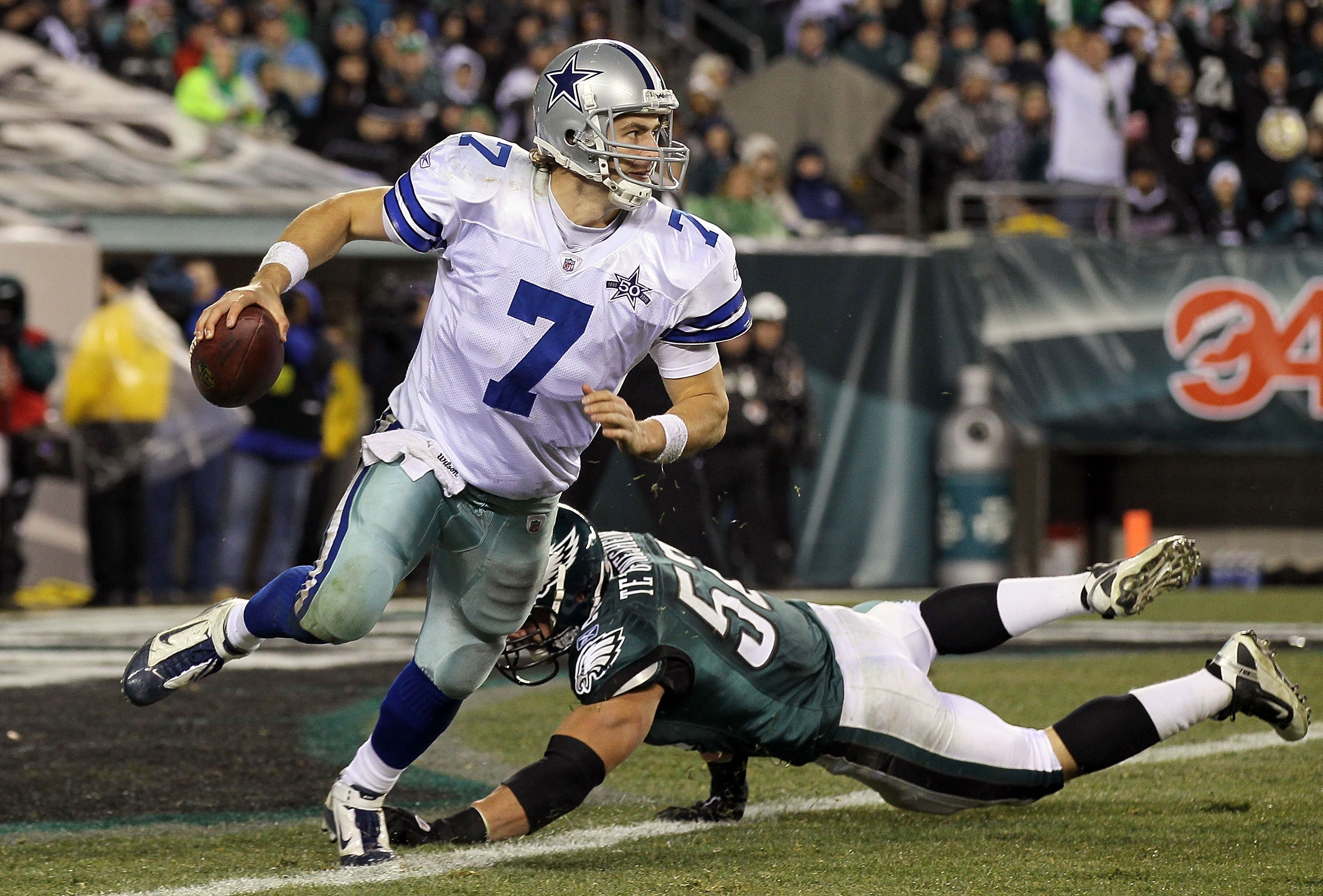 PHILADELPHIA, PA - JANUARY 02:  Stephen McGee #7 of the Dallas Cowboys runs the ball against the Philadelphia Eagles on January 2, 2011 at Lincoln Financial Field in Philadelphia, Pennsylvania. The Cowboys defeated the Eagles 14-13.  (Photo by Jim McIsaac