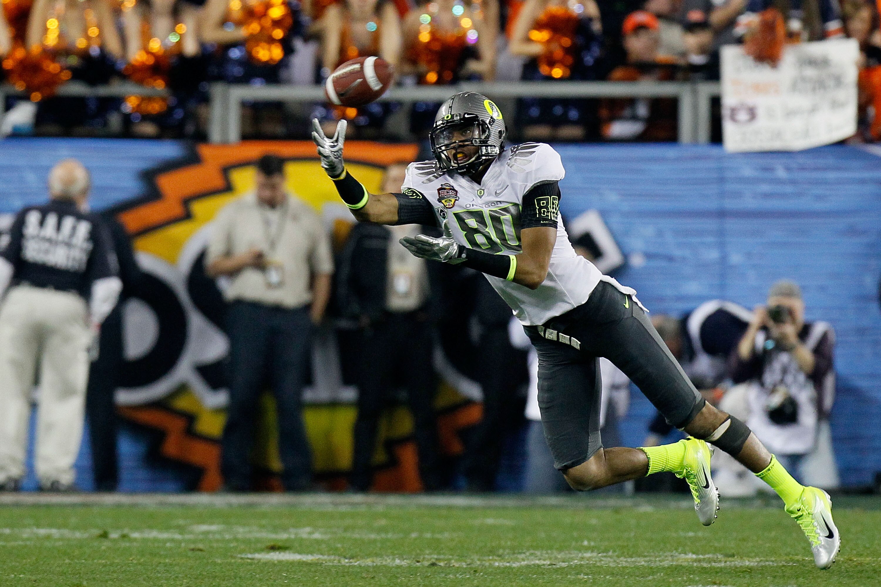 GLENDALE, AZ - JANUARY 10:  Lavasier Tuinei #80 of the Oregon Ducks reaches for a catch against the Auburn Tigers during the Tostitos BCS National Championship Game at University of Phoenix Stadium on January 10, 2011 in Glendale, Arizona.  (Photo by Kevi