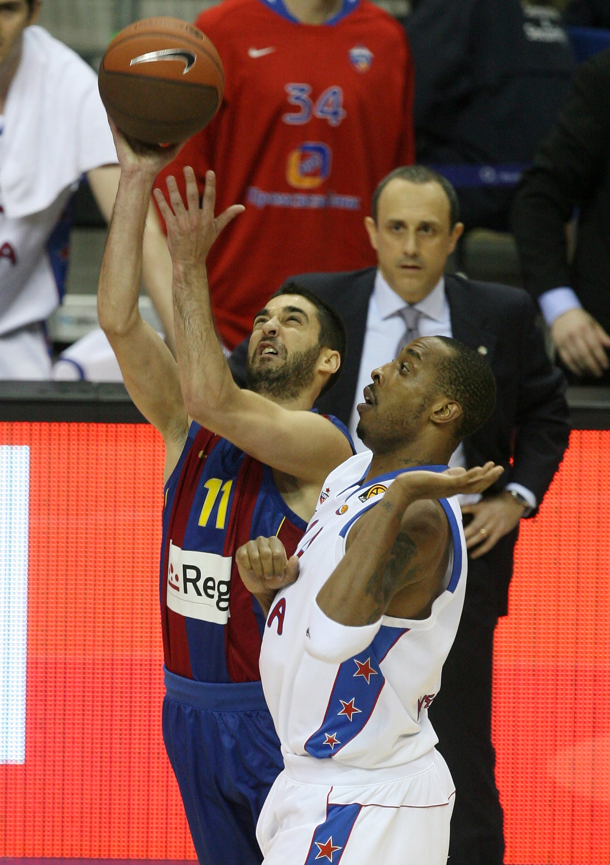 BERLIN - MAY 01:  Terence Morris (R) of Moscow challenges for the ball with Juan Carlos Navarro (L) of Barcelona during the Euroleague Basketball Final Four semi Final game between Regal FC Barcelona and CSKA Moscow at O2 World on May 1, 2009 in Berlin, G