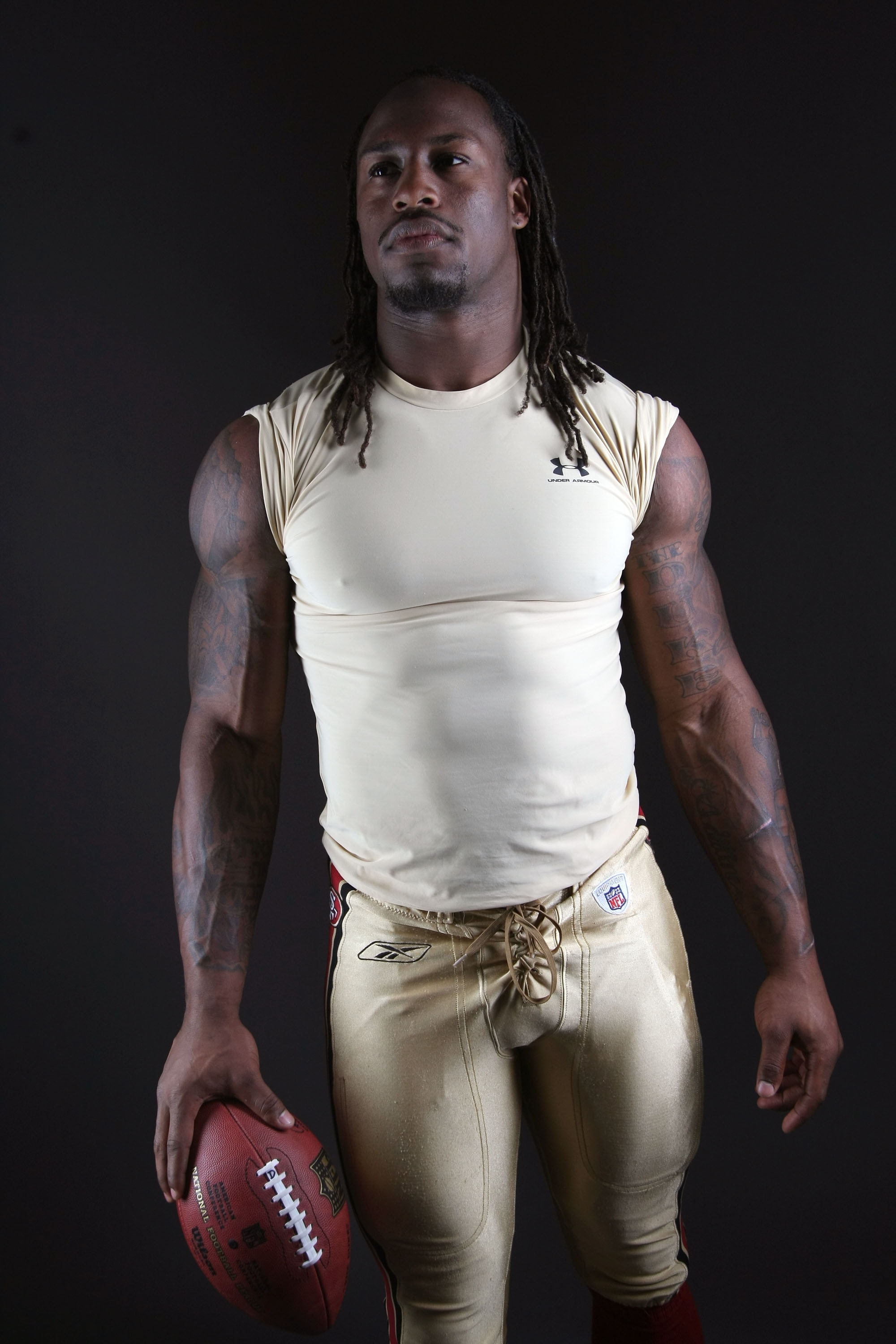 SANTA CLARA, CA - APRIL 30:  Tight end Vernon Davis #85 of the San Francisco 49ers poses for a portrait session on April 30, 2008 in Santa Clara, California.  (Photo by Jed Jacobsohn/Getty Images)