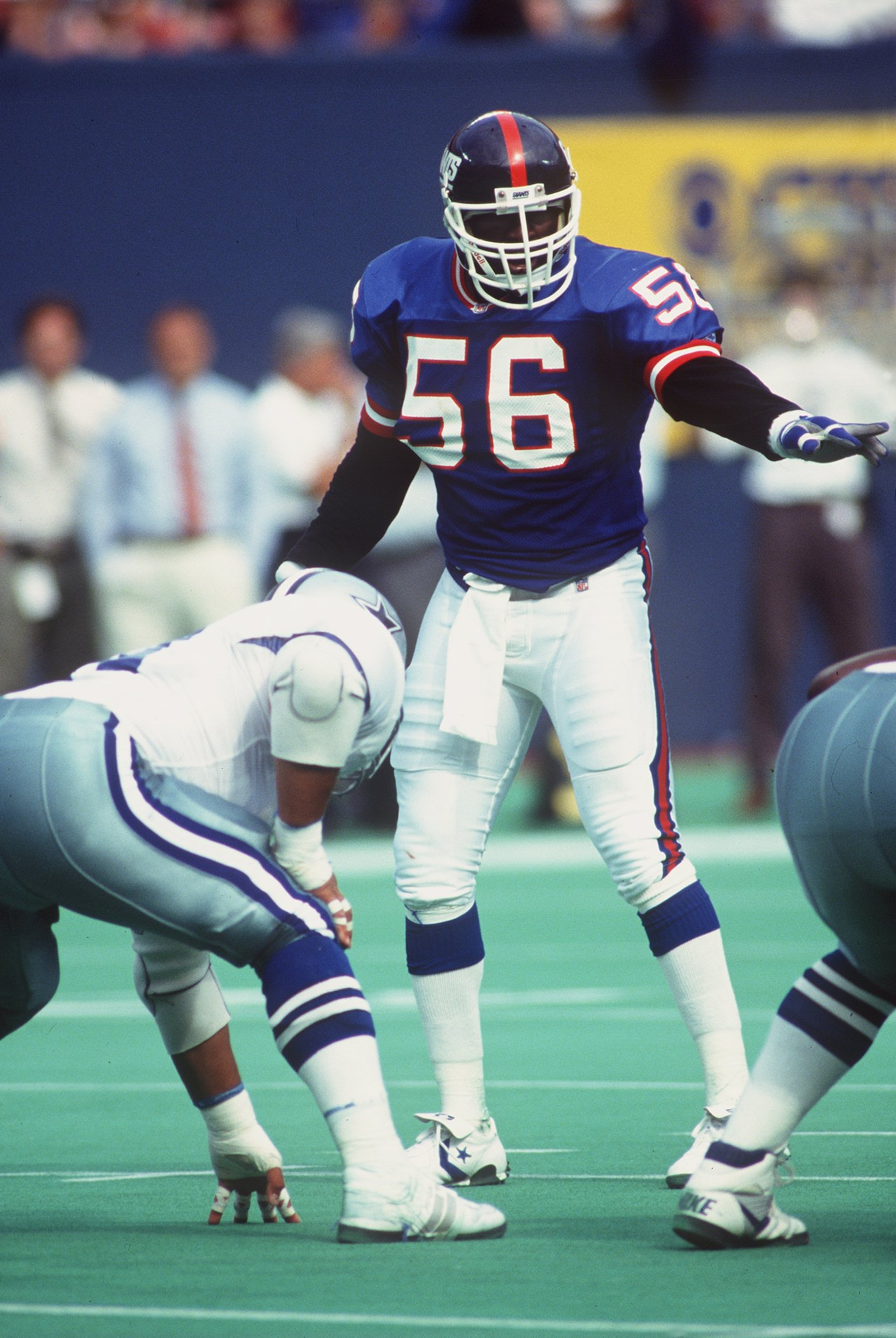 13 SEP 1992:  NEW YORK GIANTS LINEBACKER LAWRENCE TAYLOR LINES UP AGAINST THE COWBOYS OFFENSIVE LINE DURING 34-28 DALLAS VICTORY.  Mandatory Credit: Rick Stewart/ALLSPORT