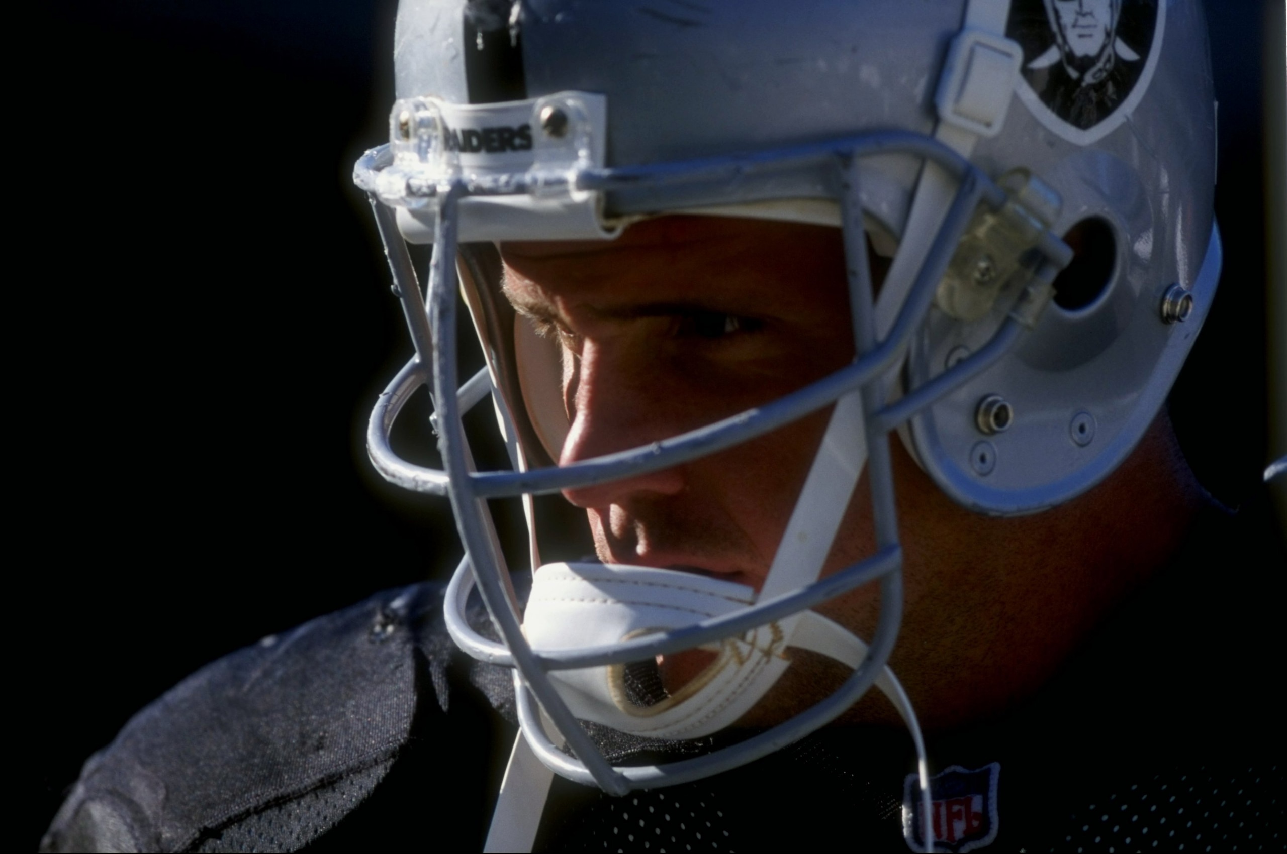 11 Oct 1998: Guard Steve Wisniewski #76 of the Oakland Raiders looks on during the game against the San Diego Chargers at the Oakland Coliseum in Oakland, California. The Raiders defeated the Chargers 7-6.