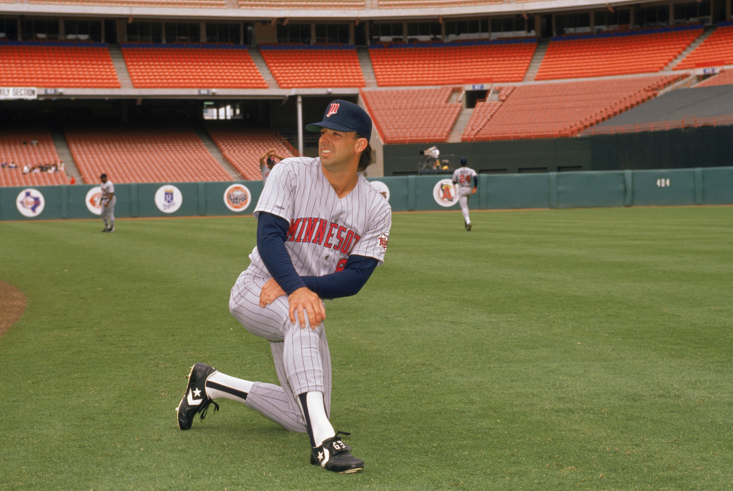 1990:  Gary Gaetti #8 of the Minnesota Twins stretches in practice before a game in the 1990 season.  (Photo by: Ken Levine/Getty Images)