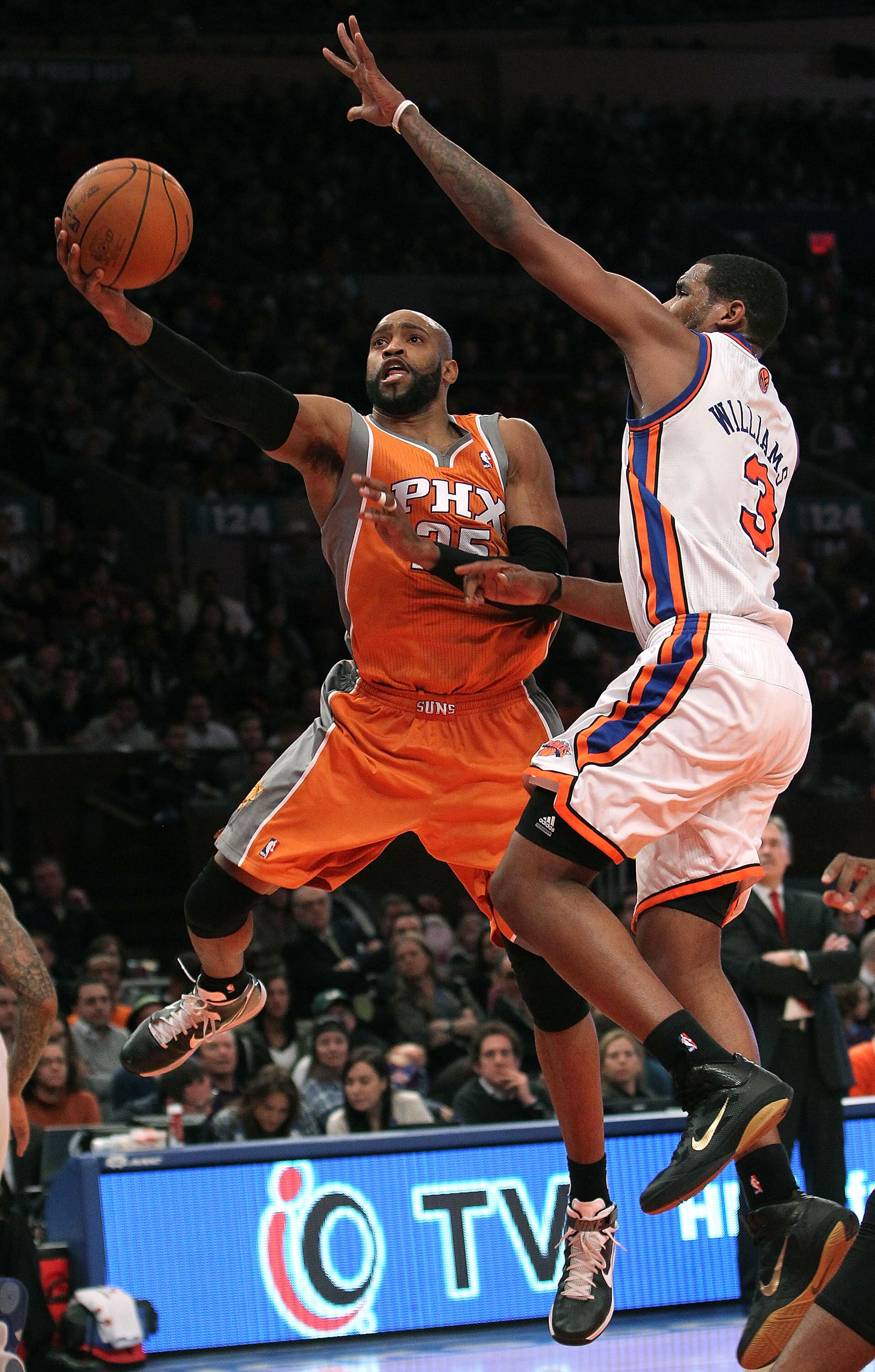 NEW YORK, NY - JANUARY 17:  Vince Carter #25 of the Phoenix Suns lays the ball up against Shawne Williams #3 of the New York Knicks at Madison Square Garden on January 17, 2011 in New York City. NOTE TO USER: User expressly acknowledges and agrees that, b