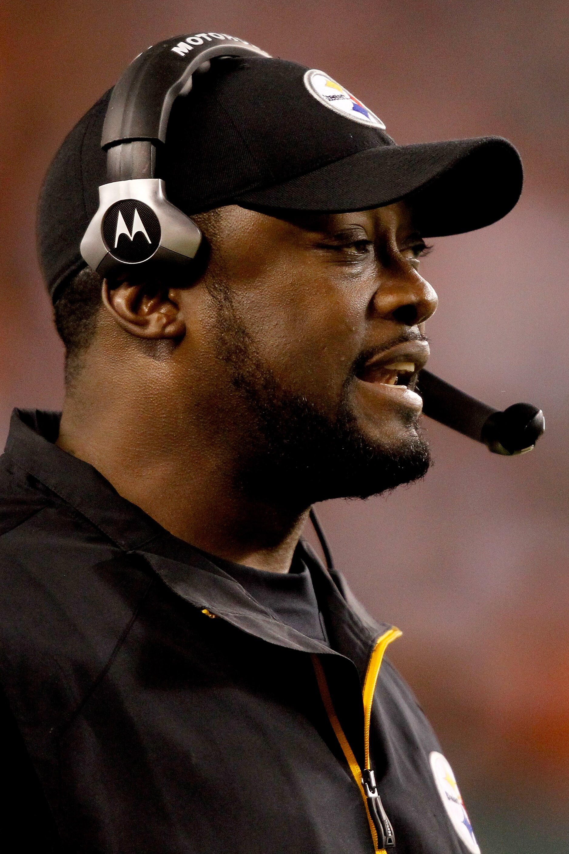 CINCINNATI - NOVEMBER 08:  Head coach Mike Tomlin of the Pittsburgh Steelers on the sidelines against the Cincinnati Bengals at Paul Brown Stadium on November 8, 2010 in Cincinnati, Ohio.  (Photo by Matthew Stockman/Getty Images)
