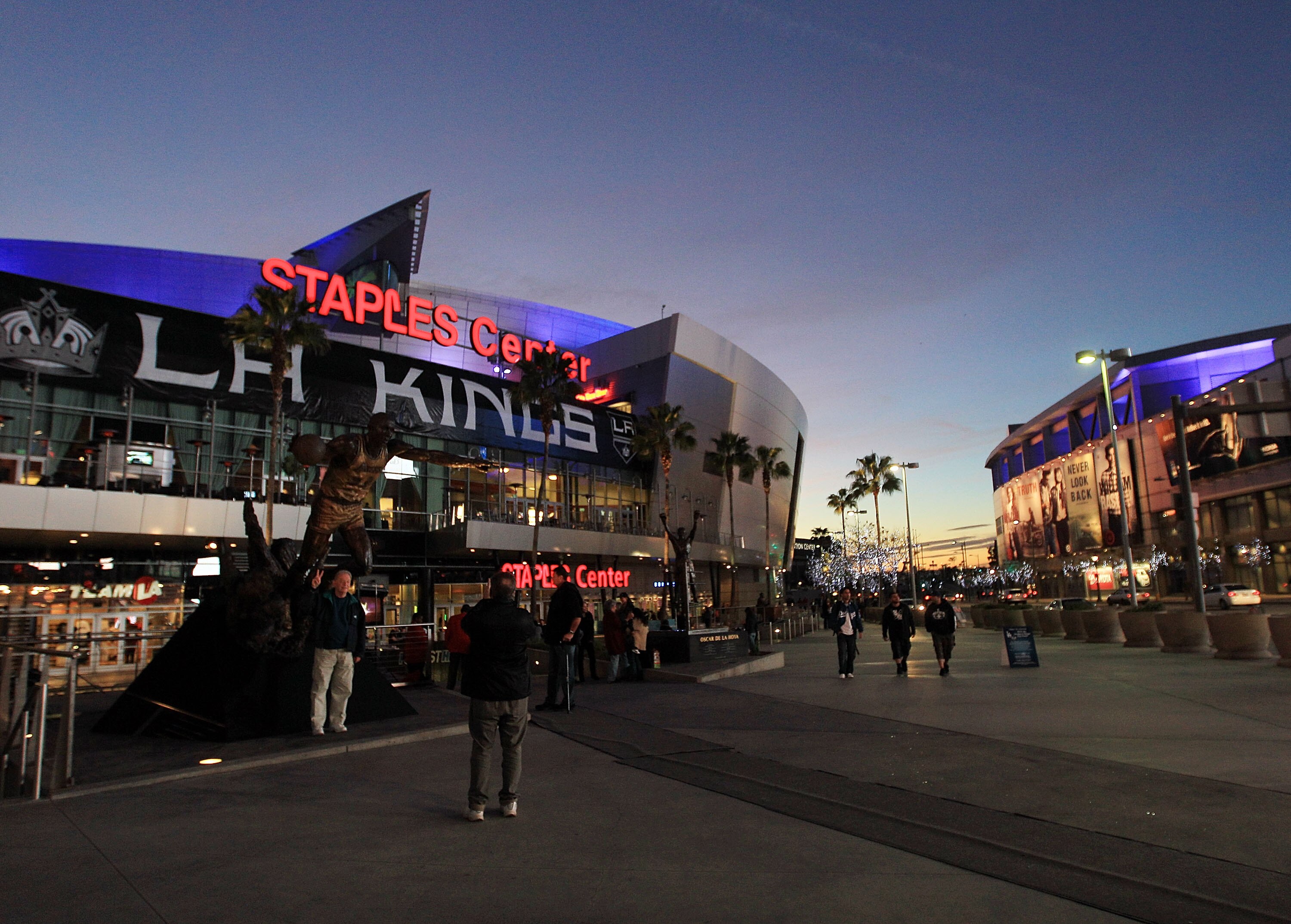 LOS ANGELES, CA - JANUARY 13: Fans arrive for the game between the Los Angeles Kings and the St. Louis Blues at the Staples Center on January 13, 2011 in Los Angeles, California.  (Photo by Bruce Bennett/Getty Images)