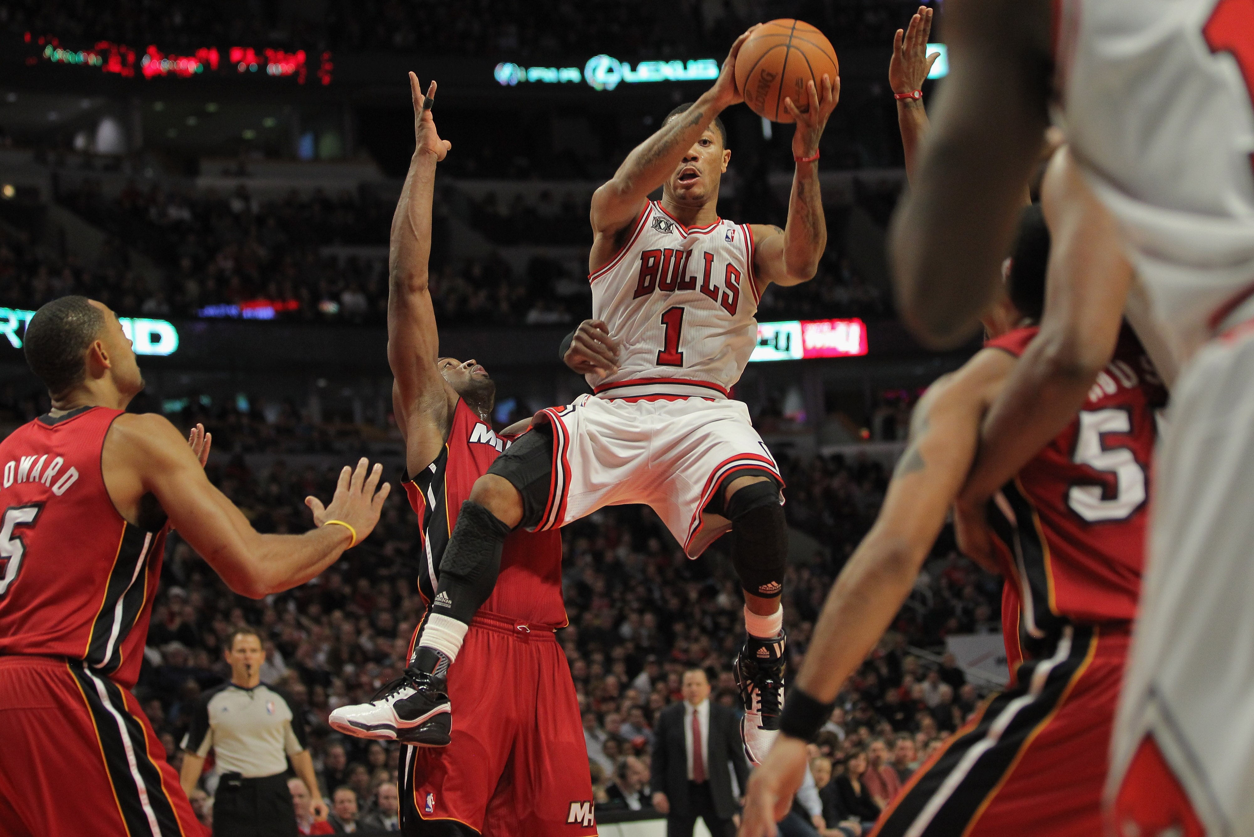 CHICAGO, IL - JANUARY 15:  Derrick Rose #1 of the Chicago Bulls drives with the ball against the Miami Heat at the United Center on January 15, 2011 in Chicago, Illinois. NOTE TO USER: User expressly acknowledges and agrees that, by downloading and or usi