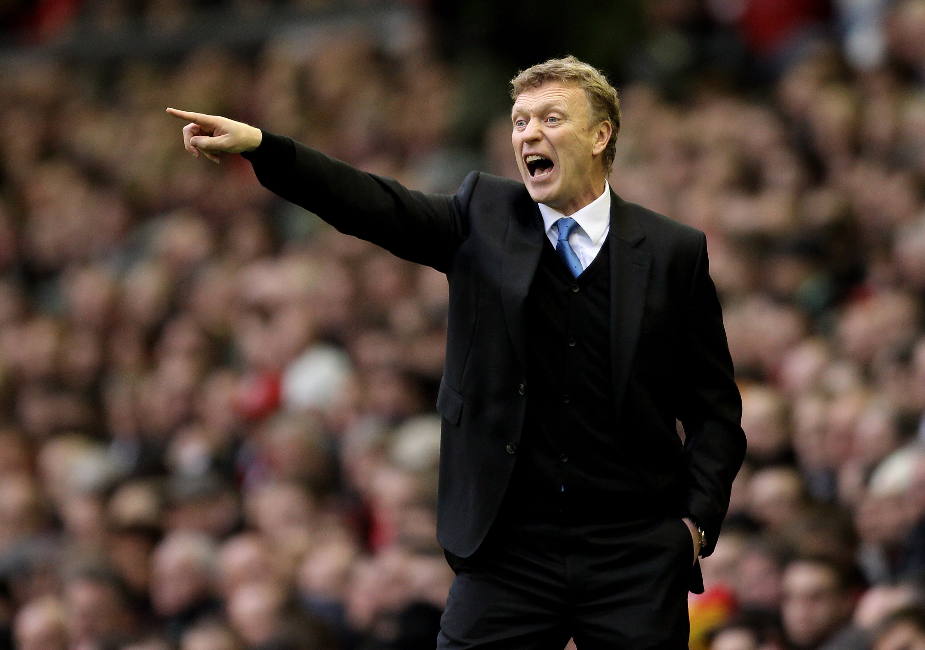 LIVERPOOL, ENGLAND - JANUARY 16:   Everton Manager David Moyes issues instructions during the Barclays Premier League match between Liverpool and Everton at Anfield on January 16, 2011 in Liverpool, England. (Photo by Alex Livesey /Getty Images)