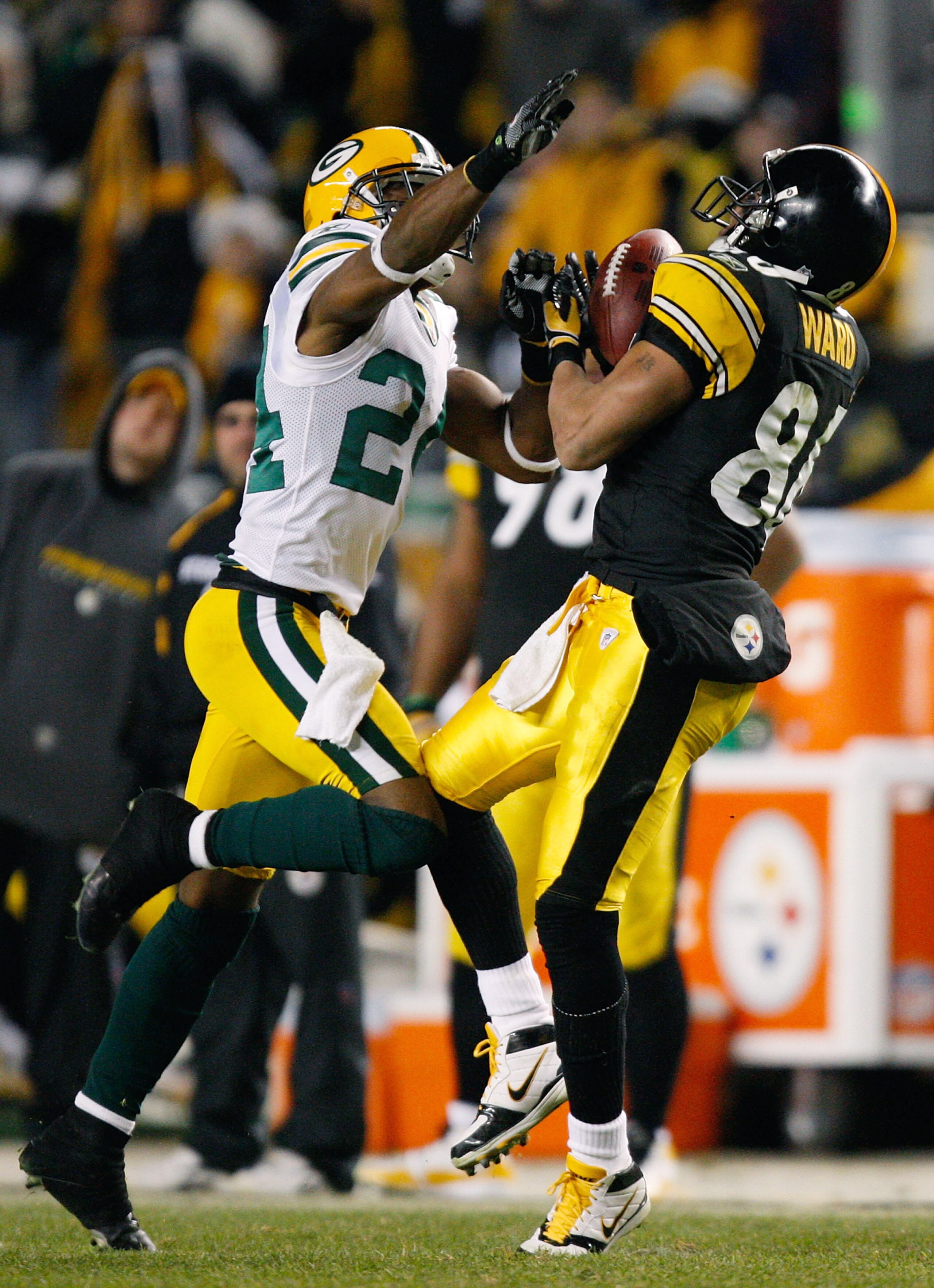 PITTSBURGH - DECEMBER 20: Hines Ward #86 of the Pittsburgh Steelers makes a catch in front of Jarrett Bush #24 of the Green Bay Packers during the game on December 20, 2009 at Heinz Field in Pittsburgh, Pennsylvania. (Photo by Jared Wickerham/Getty Images