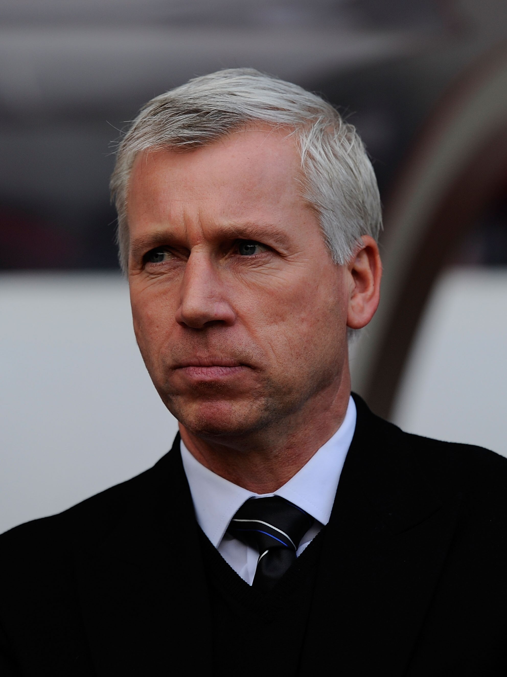 SUNDERLAND, ENGLAND - JANUARY 16:  Newcastle manager Alan Pardew looks on before the Barclays Premier League match between Sunderland and Newcastle United at Stadium of Light on January 16, 2011 in Sunderland, England.  (Photo by Stu Forster/Getty Images)