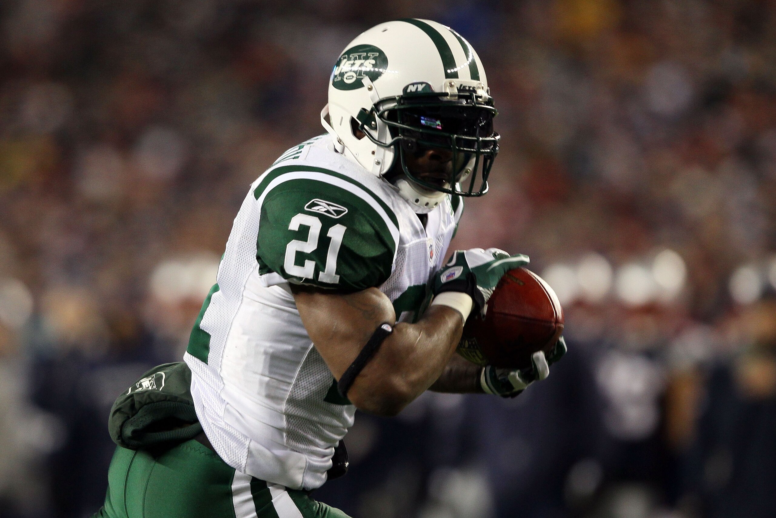 FOXBORO, MA - JANUARY 16:  LaDainian Tomlinson #21 of the New York Jets runs for a touchdown during their 2011 AFC divisional playoff game against the New England Patriots at Gillette Stadium on January 16, 2011 in Foxboro, Massachusetts.  (Photo by Elsa/