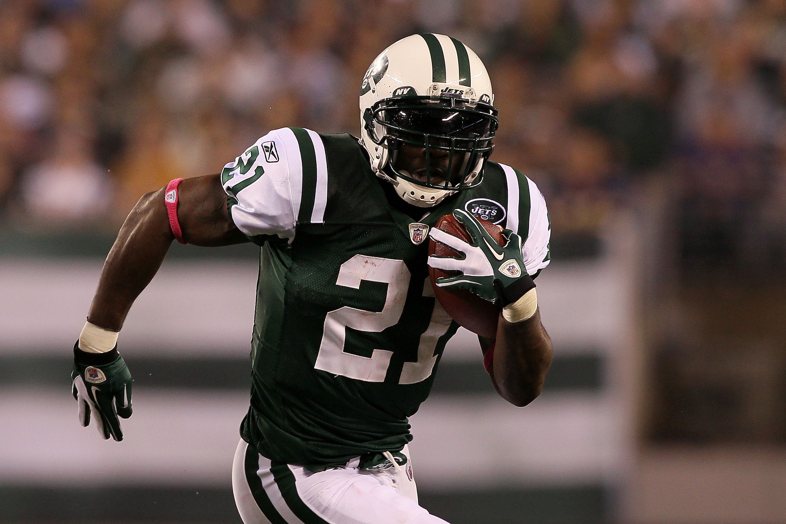 EAST RUTHERFORD, NJ - OCTOBER 11:  LaDainian Tomlinson #21 of the New York Jets runs the ball in the first half against the Minnesota Vikings at New Meadowlands Stadium on October 11, 2010 in East Rutherford, New Jersey.  (Photo by Jim McIsaac/Getty Image