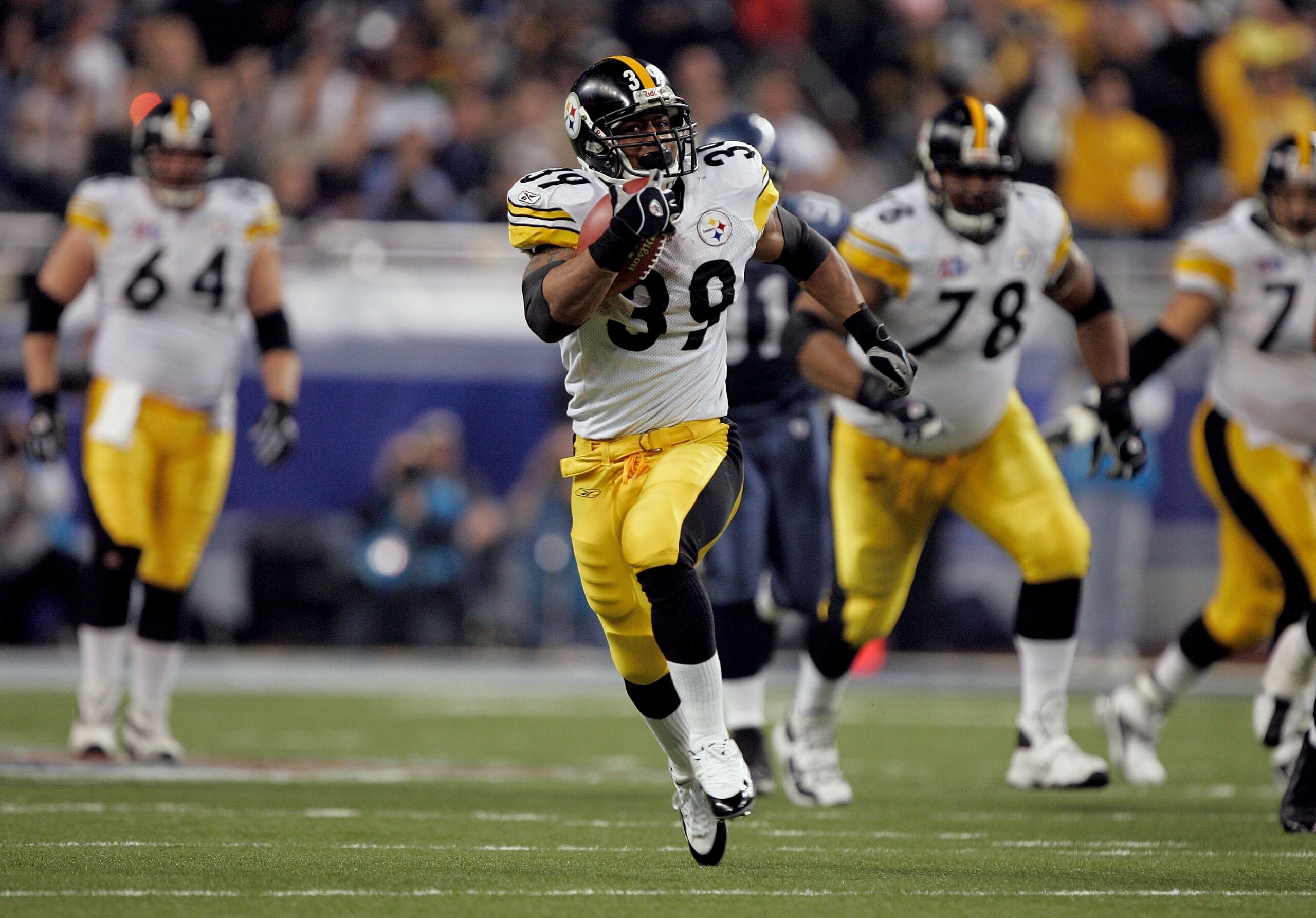 DETROIT - FEBRUARY 05:  Willie Parker #39 of the Pittsburgh Steelers runs for a Super Bowl record 75-yard touchdown in the third quarter against the Seattle Seahawks in Super Bowl XL at Ford Field on February 5, 2006 in Detroit, Michigan.  (Photo by Brian