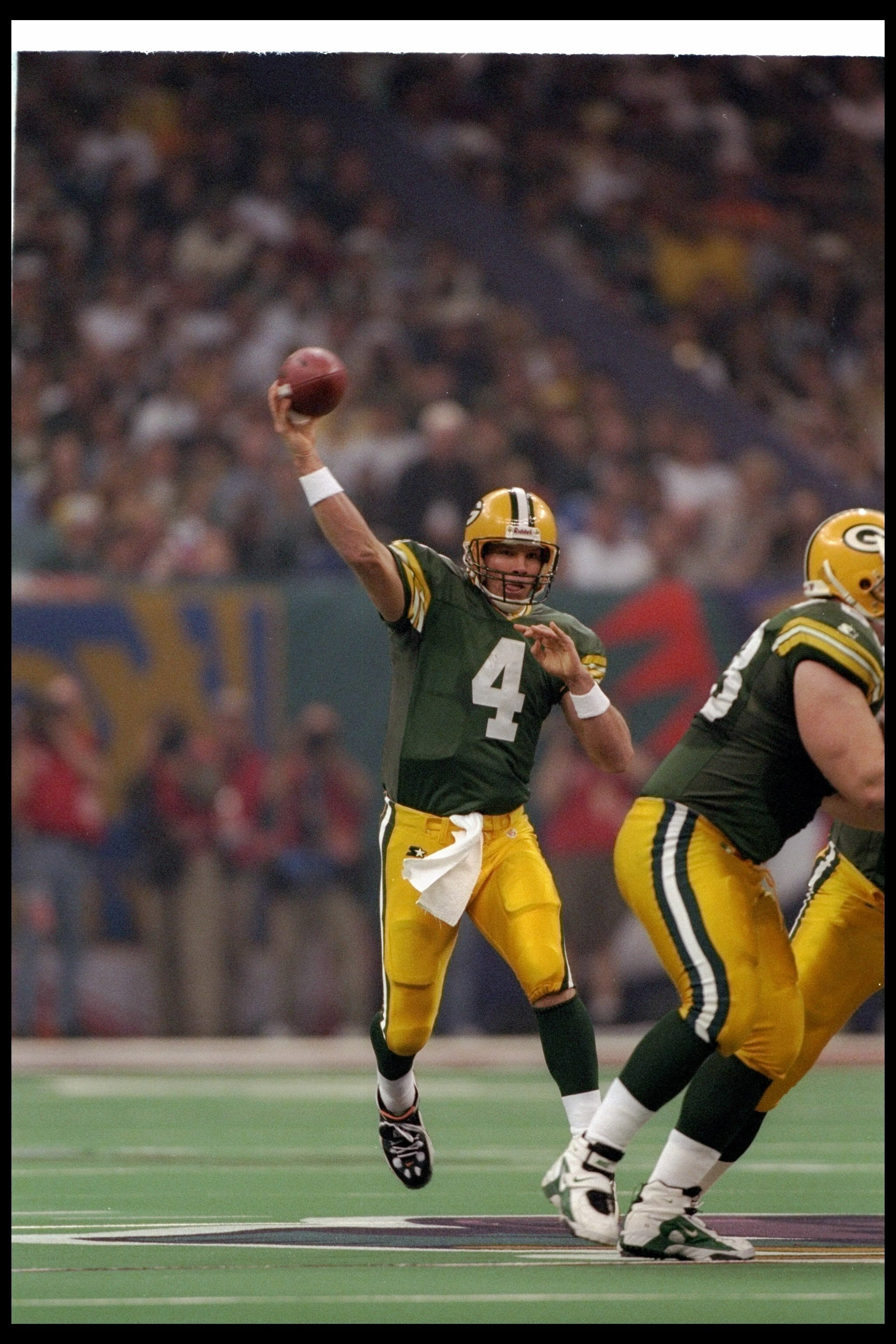 26 Jan 1997:  Quarterback Brett Favre of the Green Bay Packers passes the ball during Super Bowl XXXI against the New England Patriots at the Superdome in New Orleans, Louisiana.  The Packers won the game, 35-21. Mandatory Credit: Doug Pensinger  /Allspor