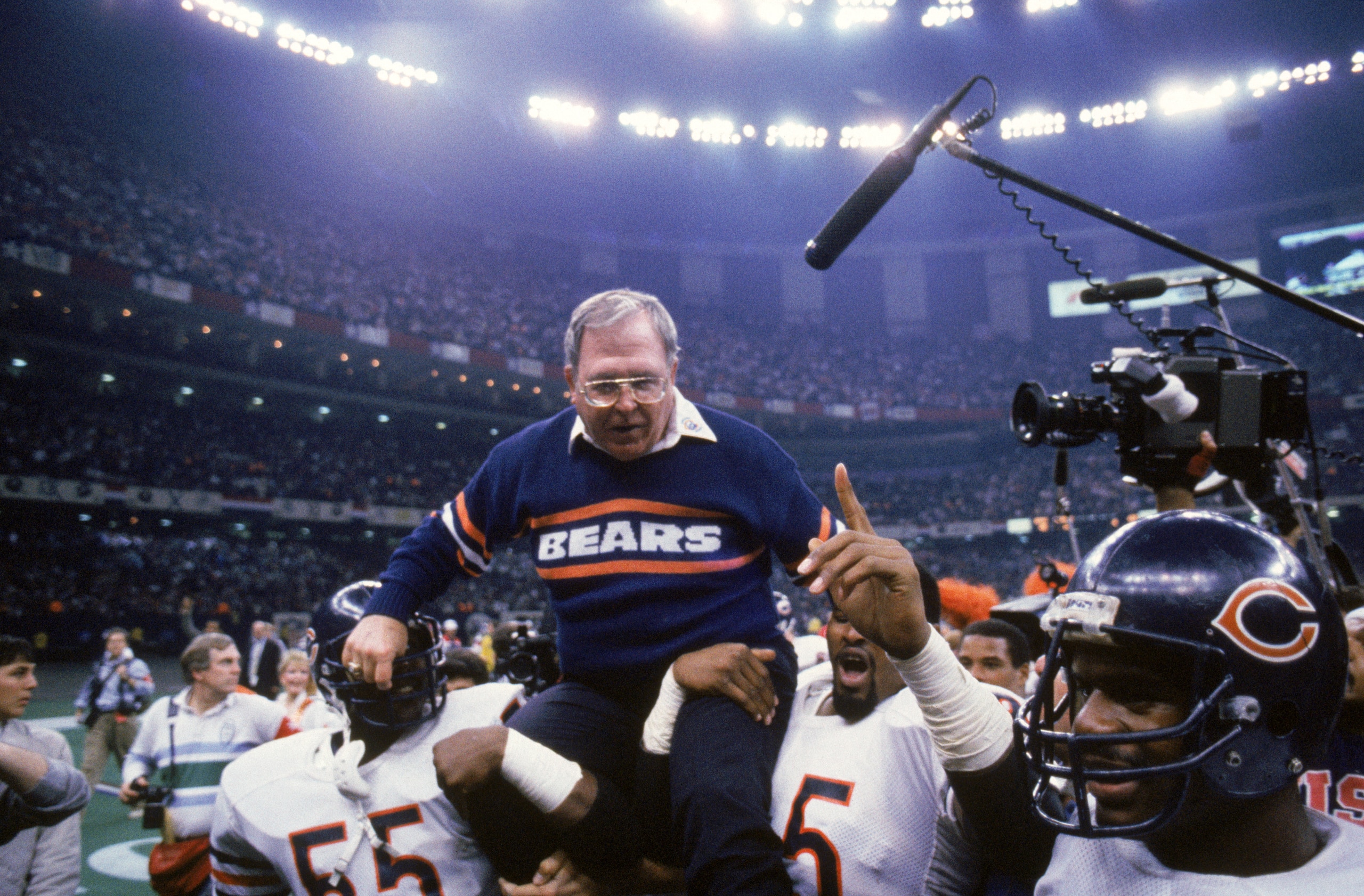 NEW ORLEANS - JANUARY 26:  Defensive coordinator Buddy Ryan of the Chicago Bears gets carried off the field by defensive lineman Richard Dent #95 and teammate as they celebrate their victory over the New England Patriots in Super bowl XX at Louisiana Supe
