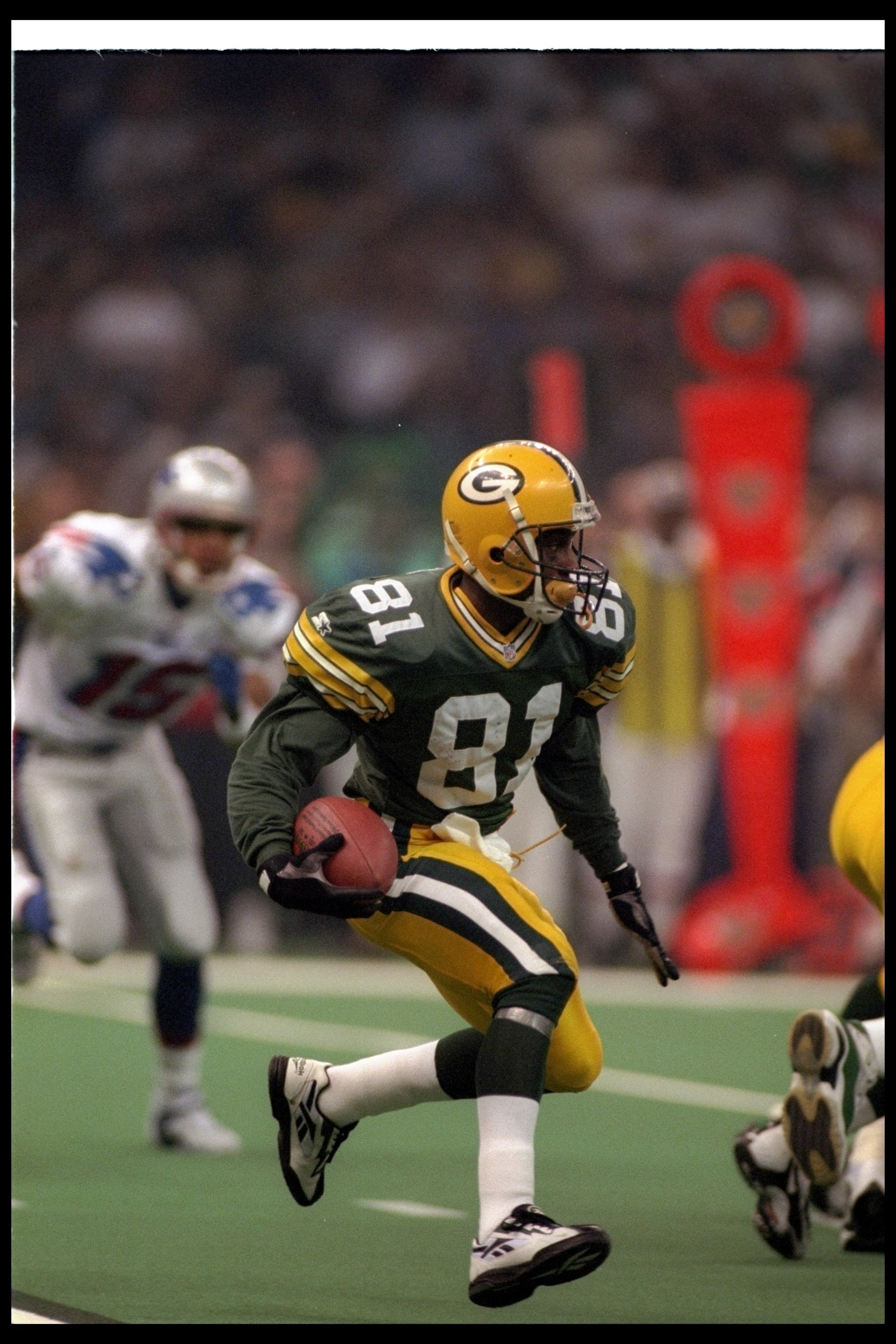26 Jan 1997:  Wide receiver Desmond Howard of the Green Bay Packers moves the ball during Super Bowl XXXI against the New England Patriots at the Superdome in New Orleans, Louisiana.  The Packers won the game, 35-21. Mandatory Credit: Rick Stewart  /Allsp