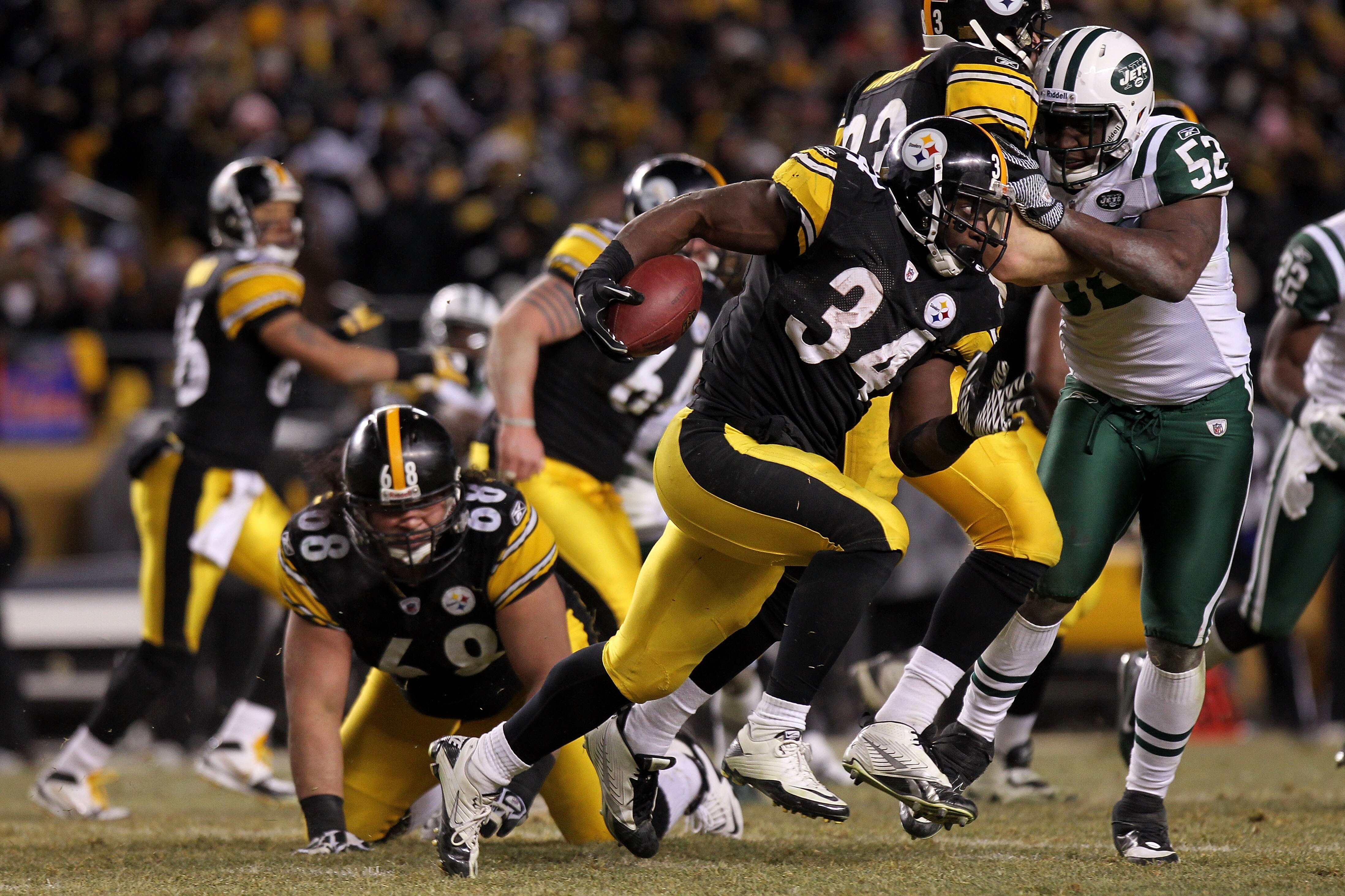 PITTSBURGH, PA - JANUARY 23:  Rashard Mendenhall #34 of the Pittsburgh Steelers runs down field against the New York Jets during the 2011 AFC Championship game at Heinz Field on January 23, 2011 in Pittsburgh, Pennsylvania. The Steelers defeated the Jets
