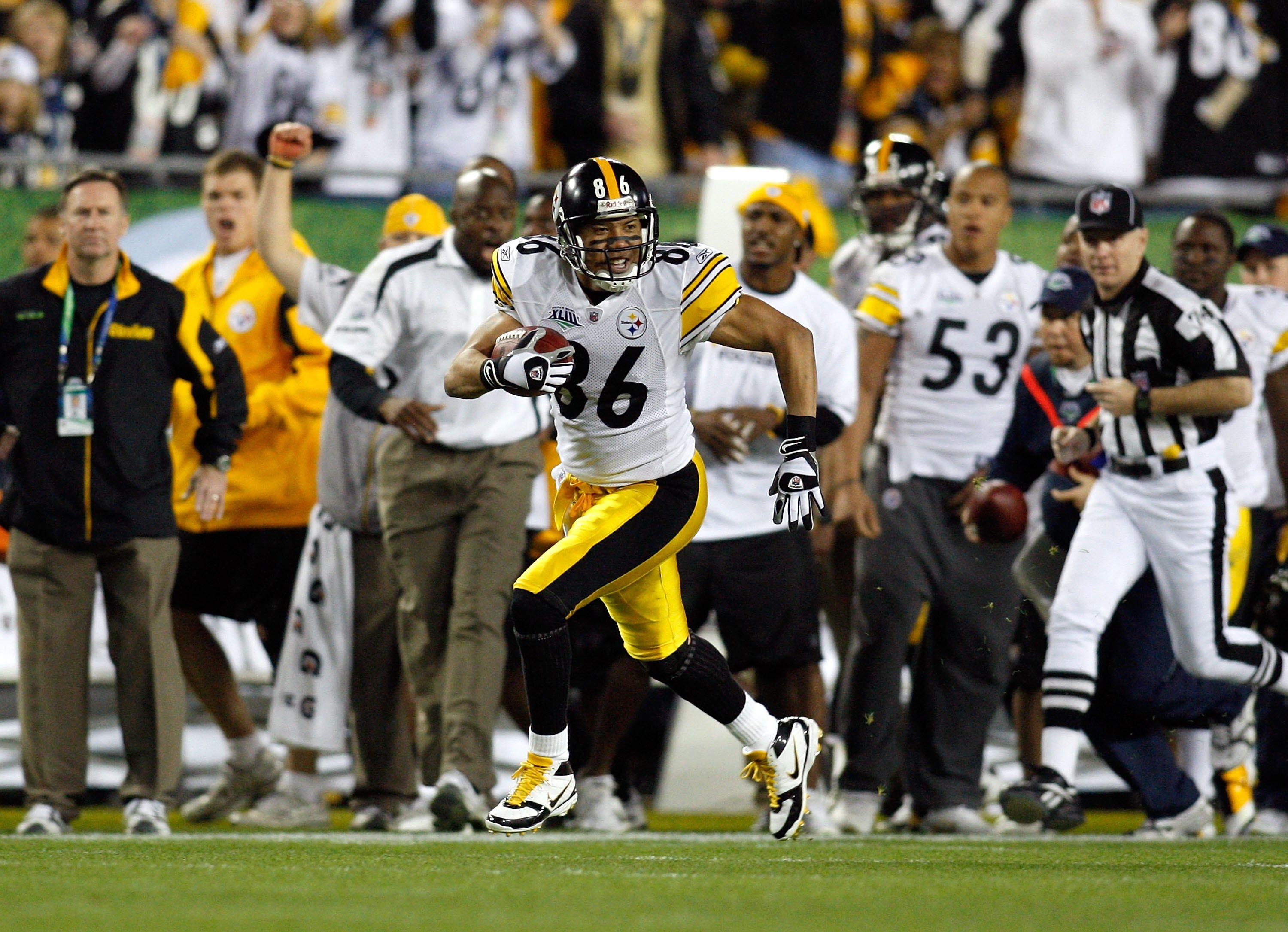 TAMPA, FL - FEBRUARY 01:  Wide receiver Hines Ward #86 of the Pittsburgh Steelers runs for yards after the catch against the Arizona Cardinals during Super Bowl XLIII on February 1, 2009 at Raymond James Stadium in Tampa, Florida. Steelers won 27-23. (Pho