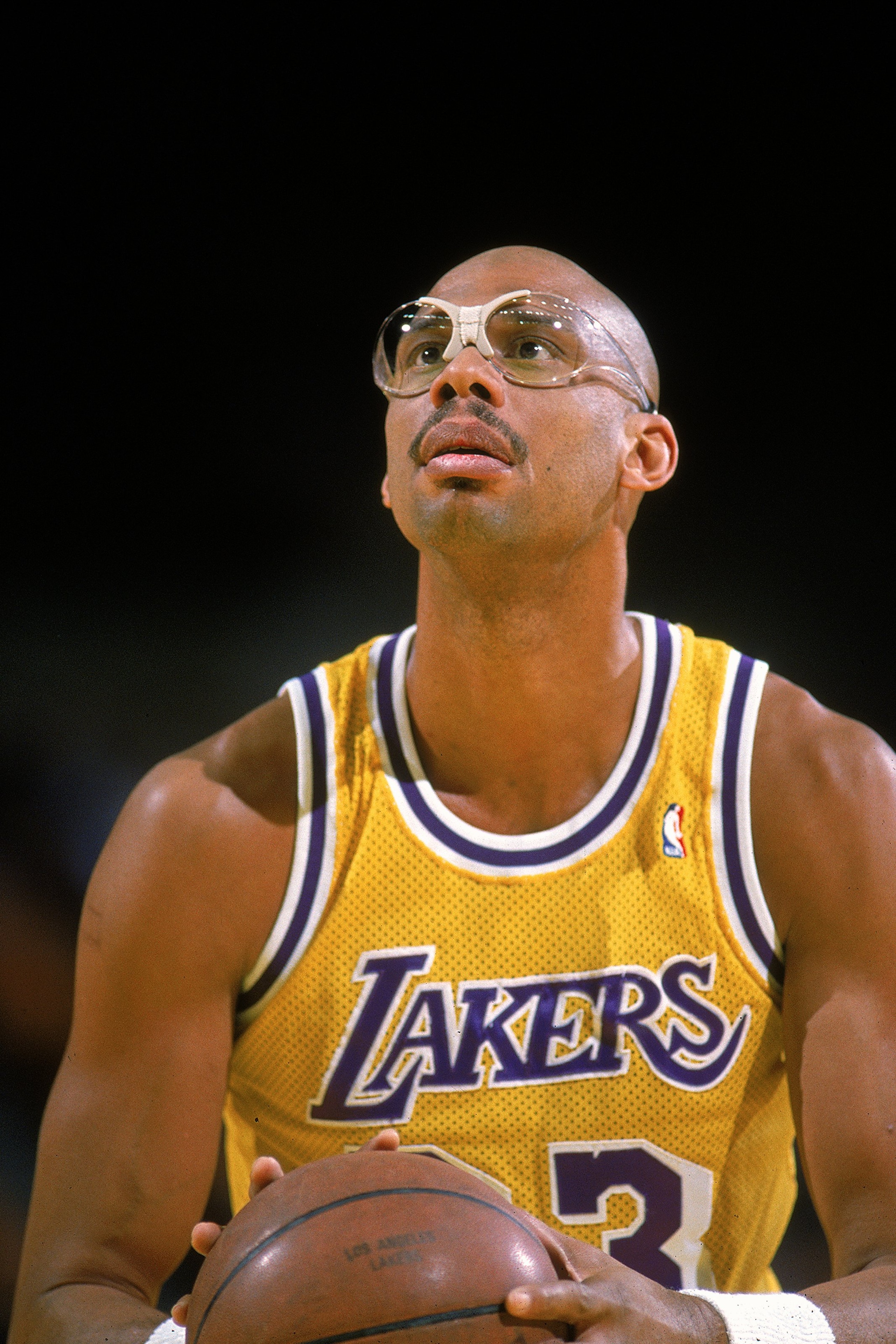 1989: Kareem Abdul- Jabbar of the Los Angeles Lakers makes a free throw during a game. Mandatory Credit: Stephen Dunn /Allsport 1989: Kareem Abdul- Jabbar of the Los Angeles Lakers makes a free throw during a game. Mandatory Credit: Stephen Dunn /Allsport