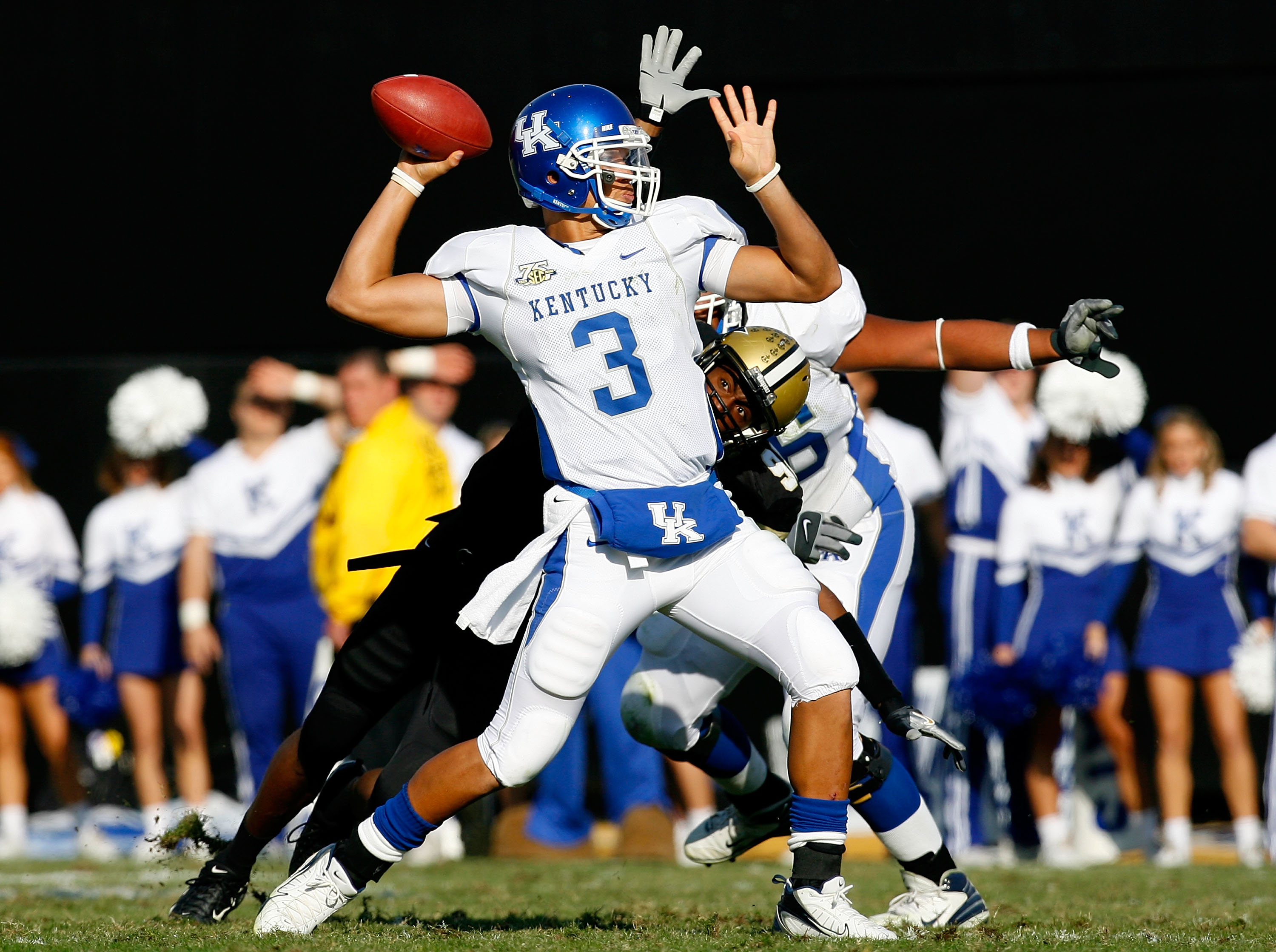 NASHVILLE, TN - NOVEMBER 10:  Quarterback Andre Woodson #3 of the Kentucky Wildcats passes for a touchdown while being pressured by defensive end Broderick Stewart #90 of the Vanderbilt Commodores during the first half at Vanderbilt Stadium on November 10