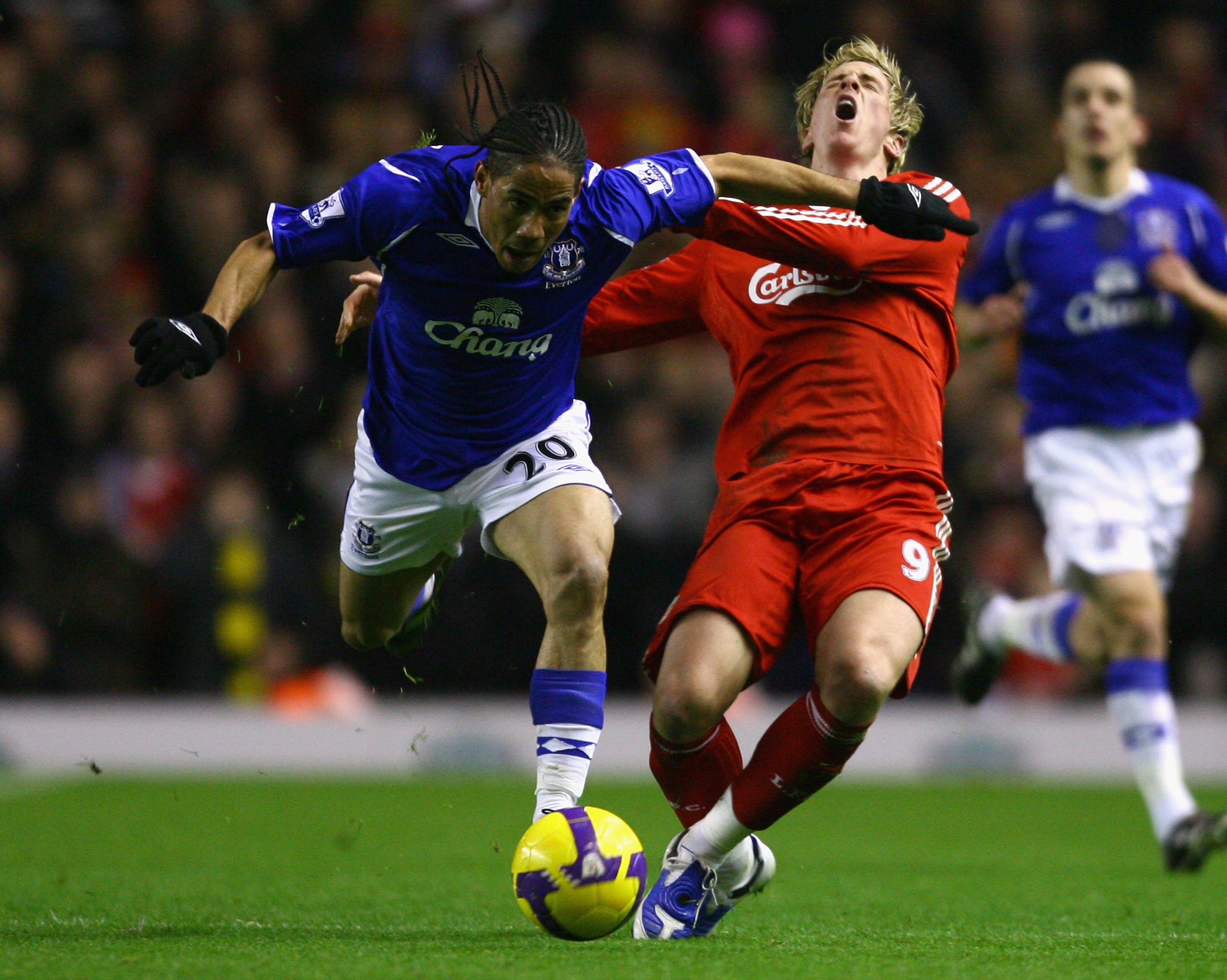 LIVERPOOL, UNITED KINGDOM - JANUARY 19:  Steven Pienaar of Everton holds off Fernando Torres of Liverpool during the Barclays Premier League match between Liverpool and Everton at Anfield on January 19, 2009 in Liverpool, England. (Photo by Alex Livesey/G