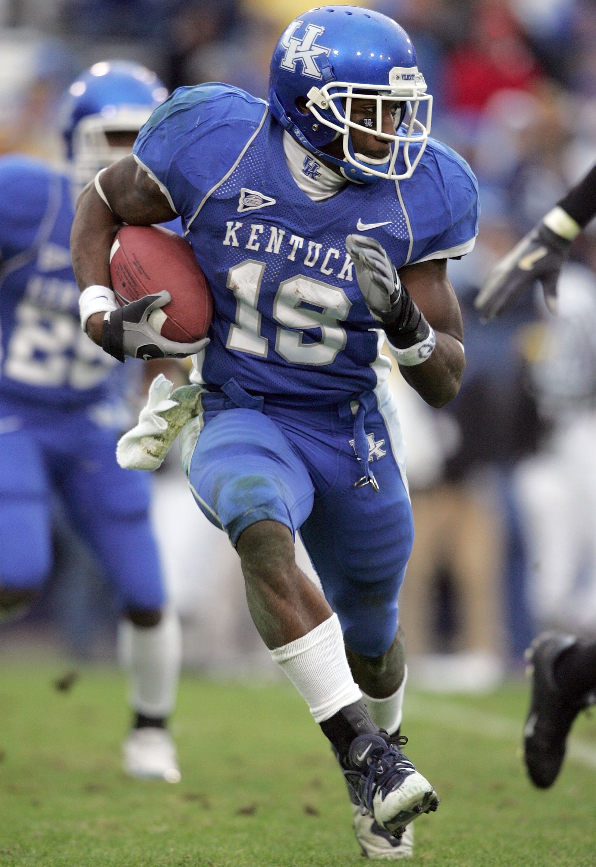 LEXINGTON, KY - NOVEMBER 11:  Keenan Burton #19 of the Kentucky Wildcats runs with the ball during the game against the Vanderbilt Commodores on November 11, 2006 at Commonwealth Stadium in Lexington, Kentucky.  (Photo by Andy Lyons/Getty Images)