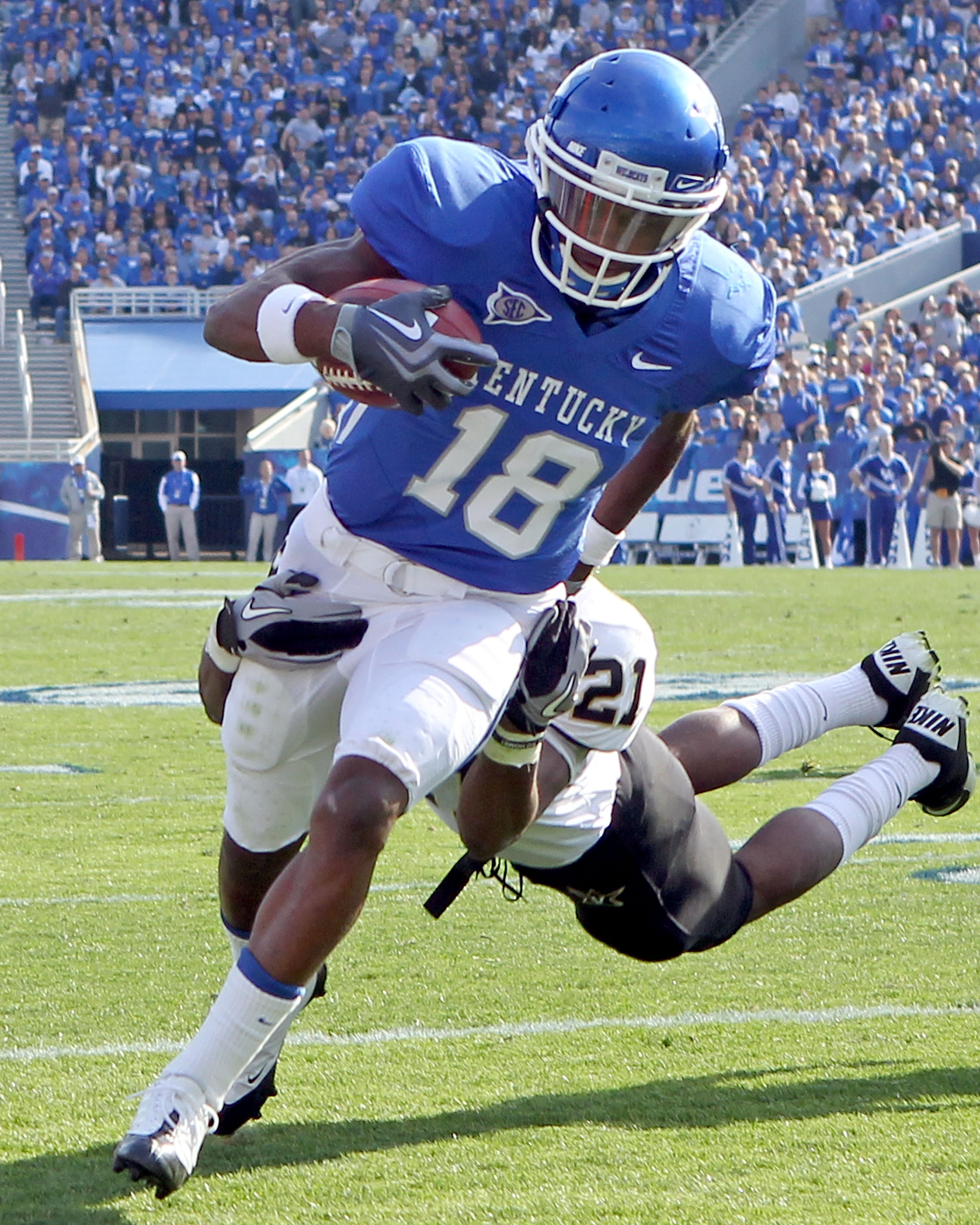 LEXINGTON, KY - NOVEMBER 13:  Randall Cobb #18 of the Kentucky Wildcats runs with the ball while defended by Sean Richardson #21 of the Vanderbilt Commodores during the game at Commonwealth Stadium on November 13, 2010 in Lexington, Kentucky. Kentucky won
